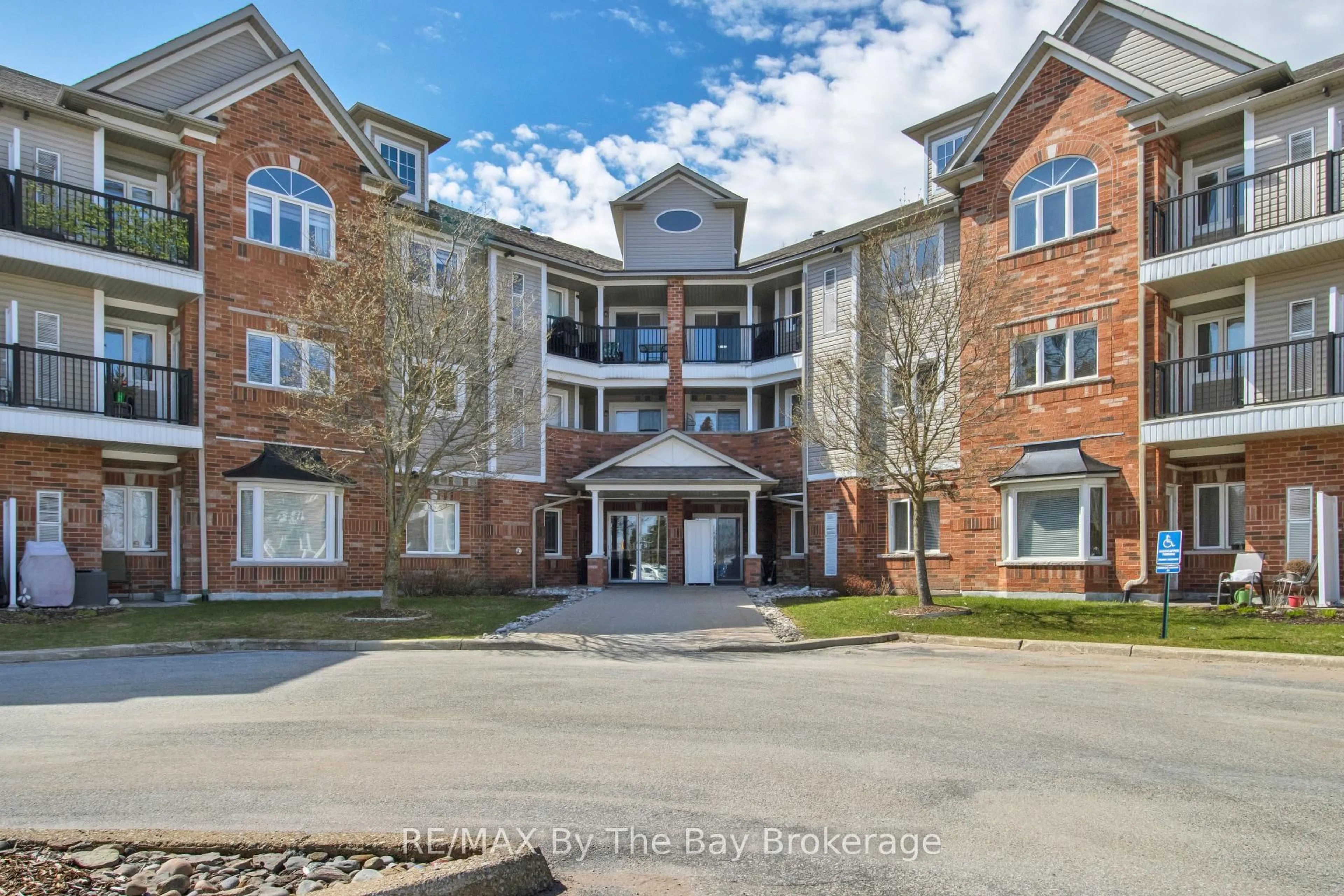 A pic from outside/outdoor area/front of a property/back of a property/a pic from drone, unknown for 16 Westbury Rd #311, Wasaga Beach Ontario L9Z 0B8