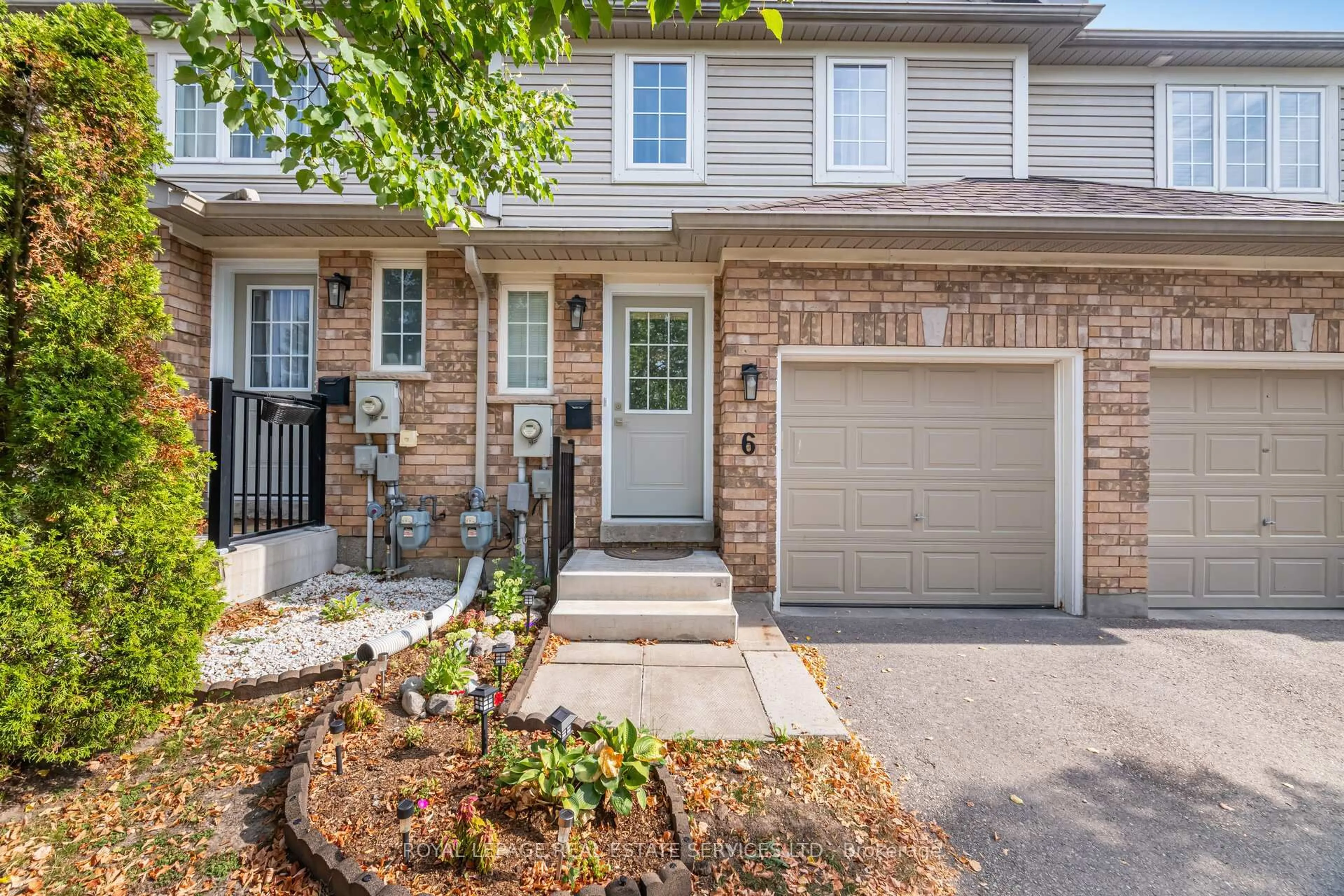 Home with brick exterior material, street for 430 Mapleview Dr #6, Barrie Ontario L4N 0H4