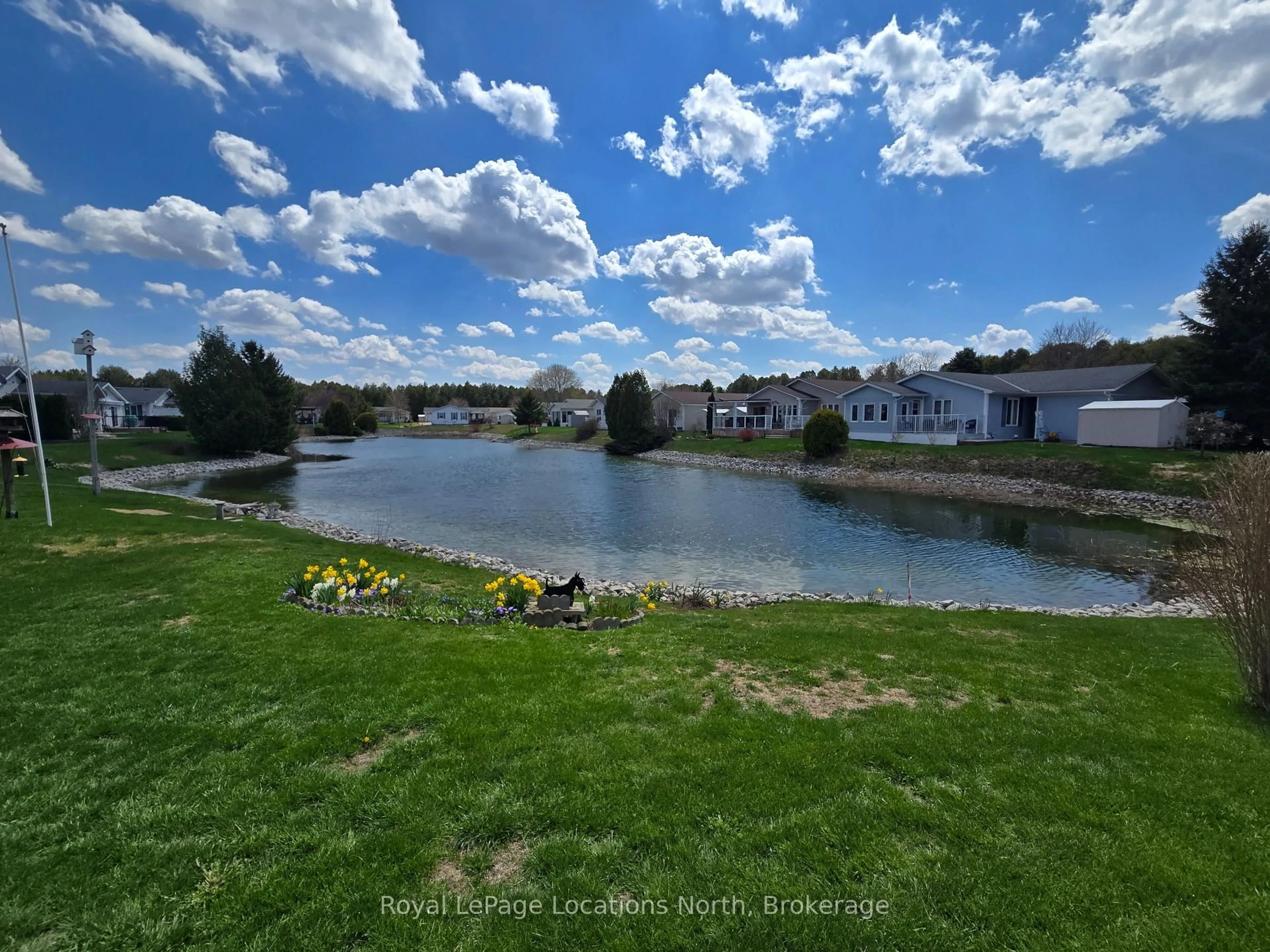 A pic from outside/outdoor area/front of a property/back of a property/a pic from drone, water/lake/river/ocean view for 4 St. James Pl, Wasaga Beach Ontario L9Z 3A8