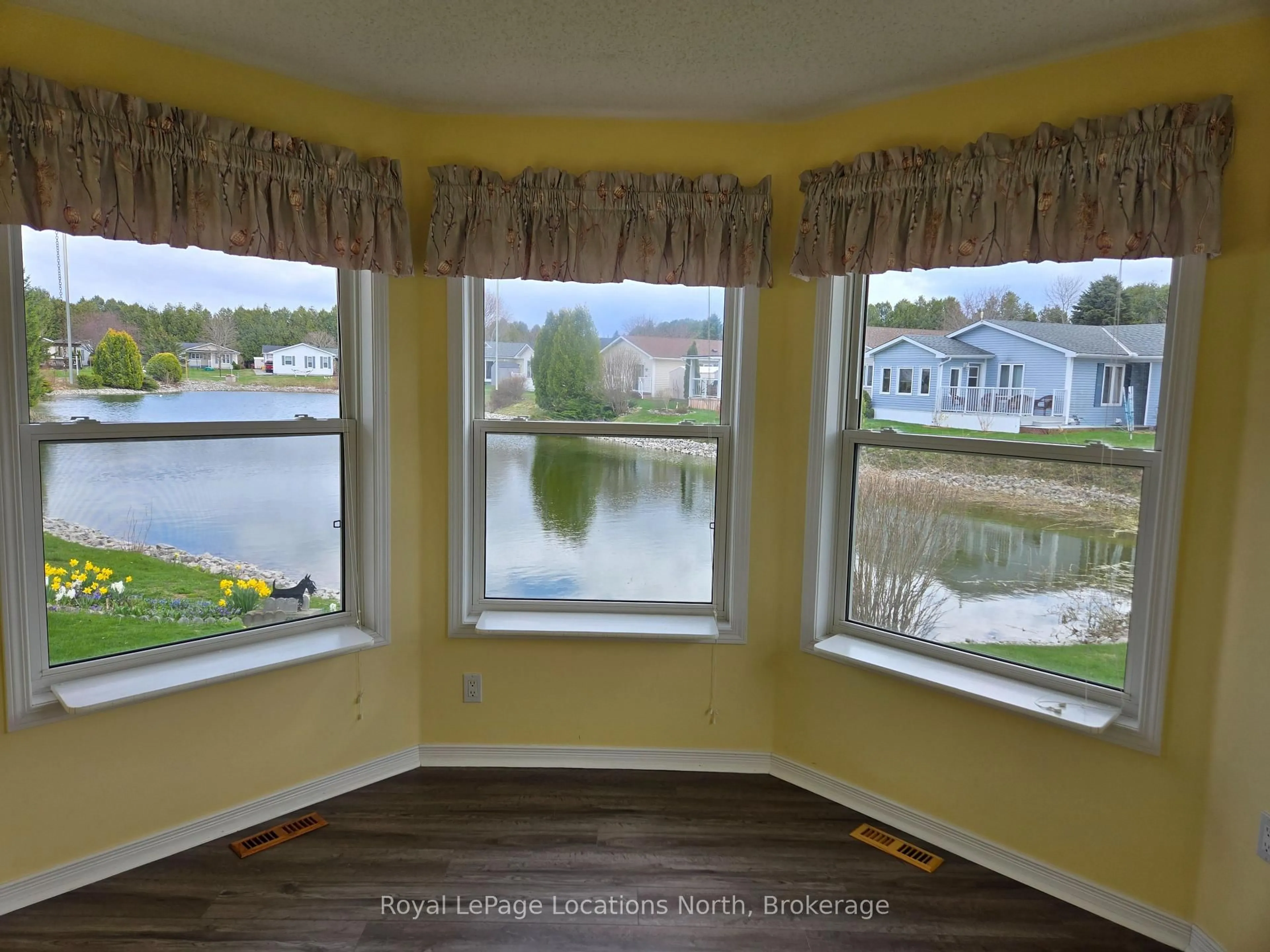 A pic of a room for 4 St. James Pl, Wasaga Beach Ontario L9Z 3A8