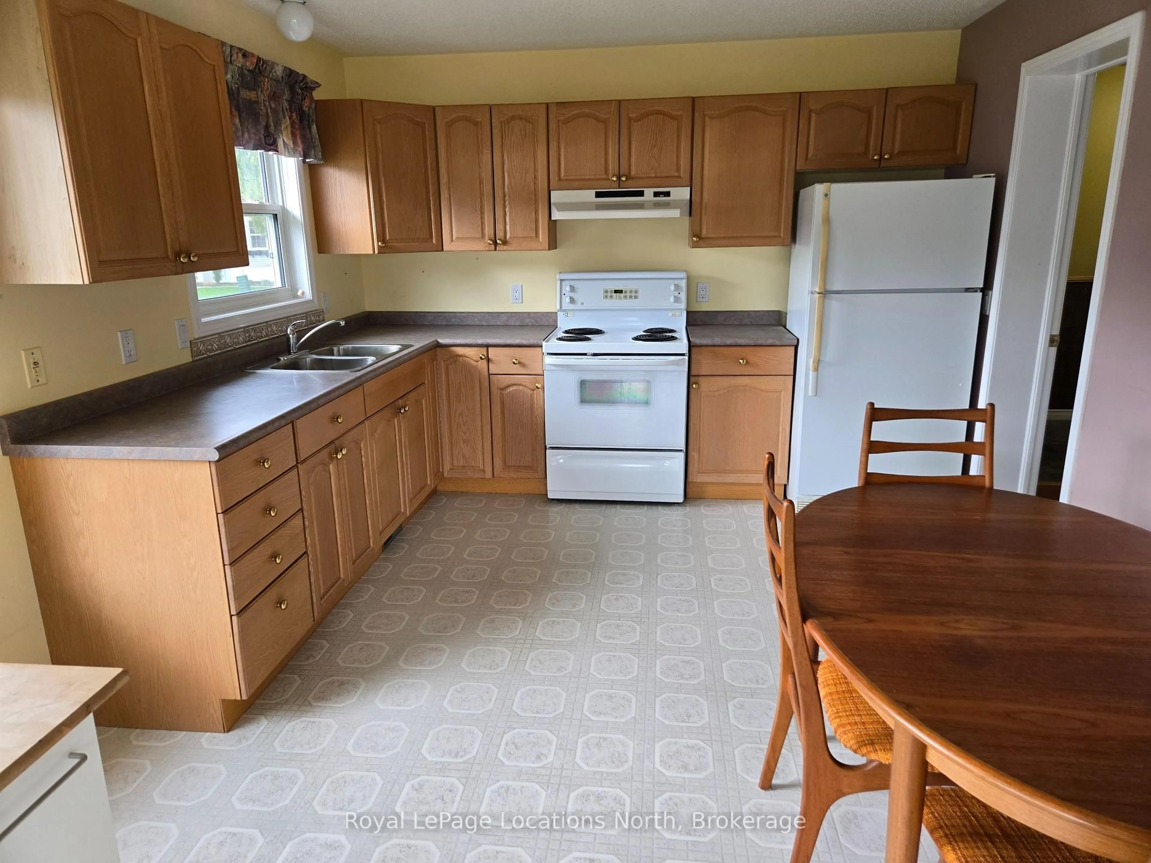 Standard kitchen, unknown for 4 St. James Pl, Wasaga Beach Ontario L9Z 3A8