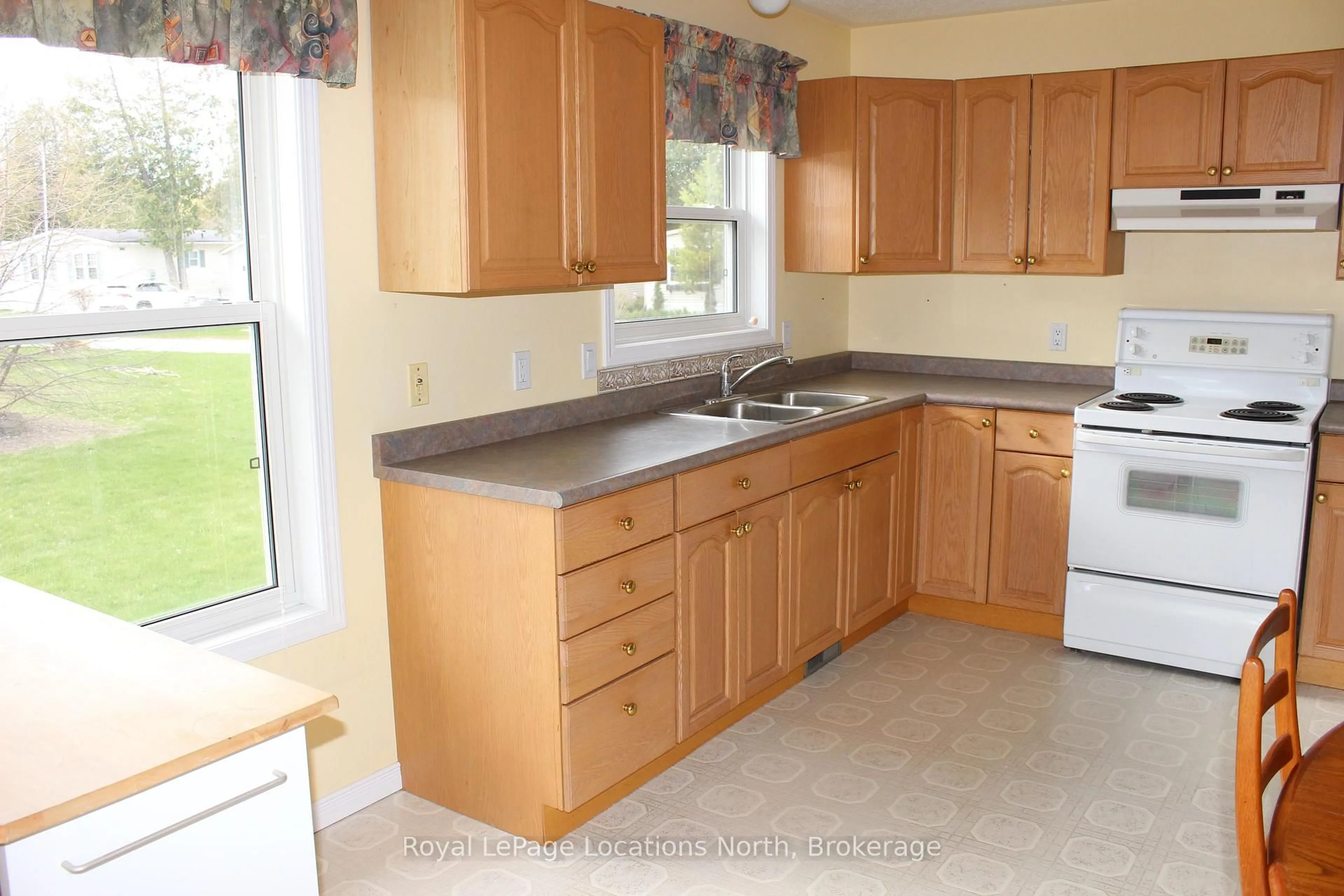 Standard kitchen, unknown for 4 St. James Pl, Wasaga Beach Ontario L9Z 3A8