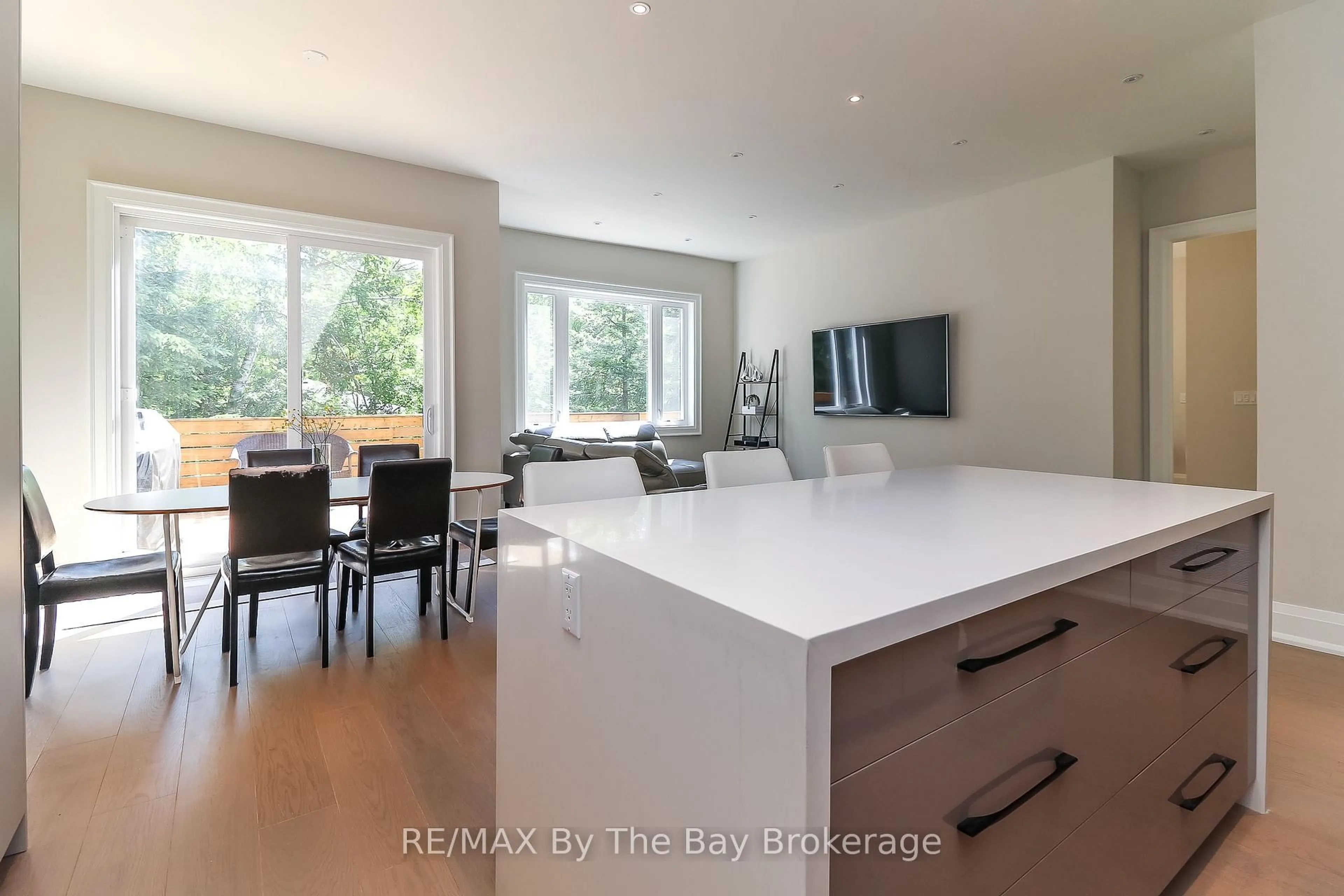 Open concept kitchen, wood/laminate floor for 35 48TH St, Wasaga Beach Ontario L9Z 1Y3
