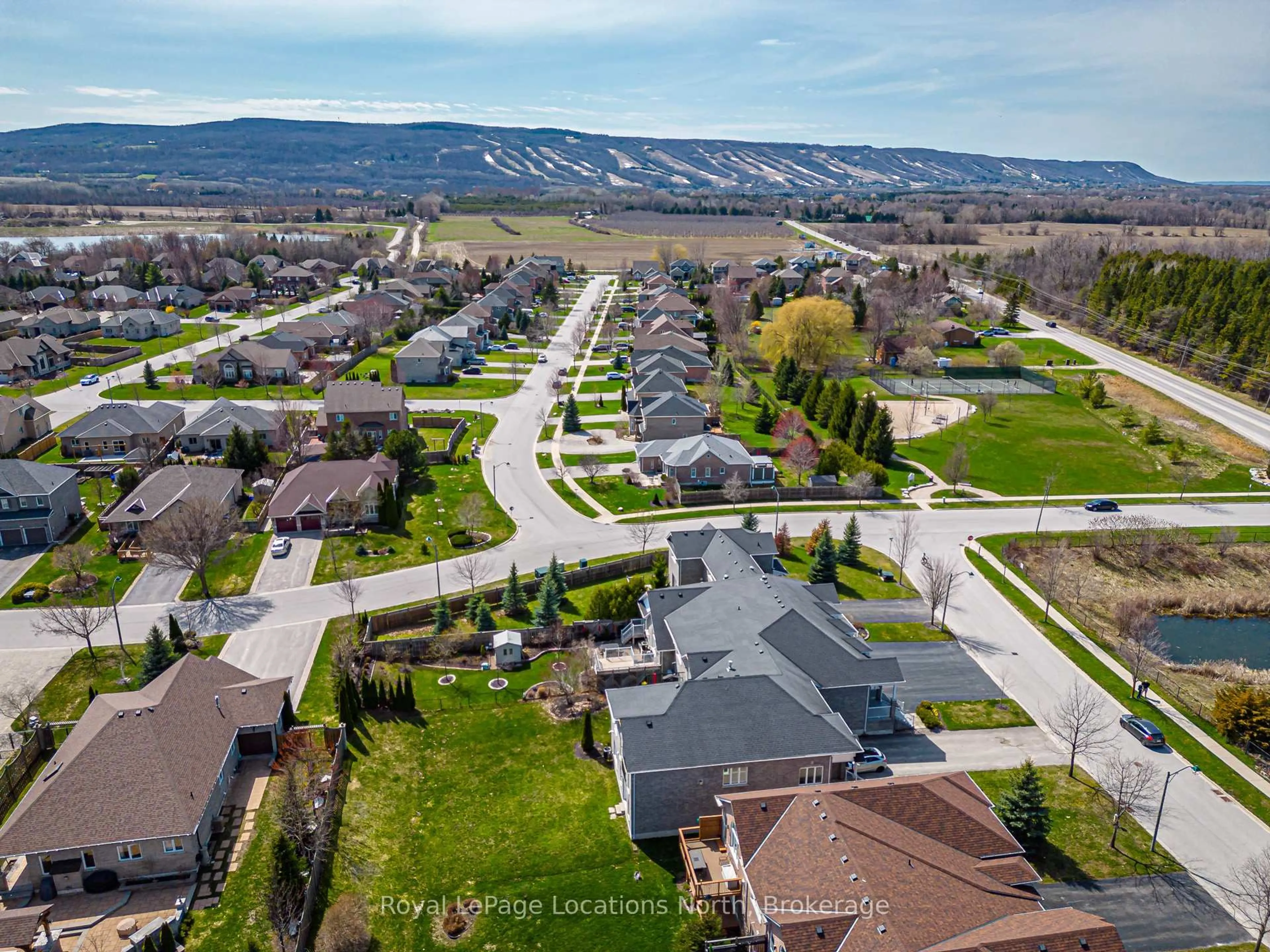 A pic from outside/outdoor area/front of a property/back of a property/a pic from drone, mountain view for 6 Thomas Dr, Collingwood Ontario L9Y 0A6