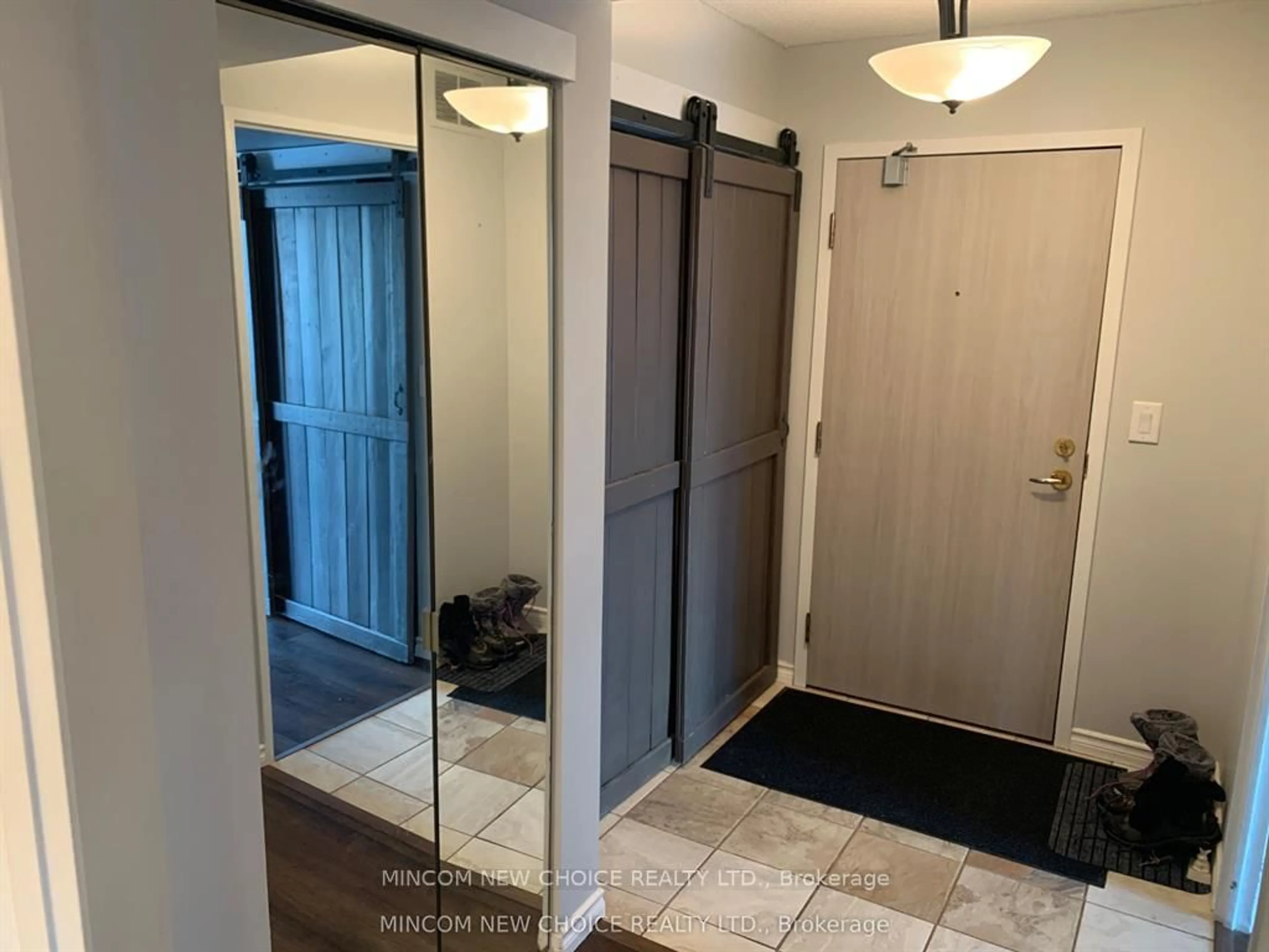 Indoor entryway for 140 Dunlop St #511, Barrie Ontario L4M 6H9