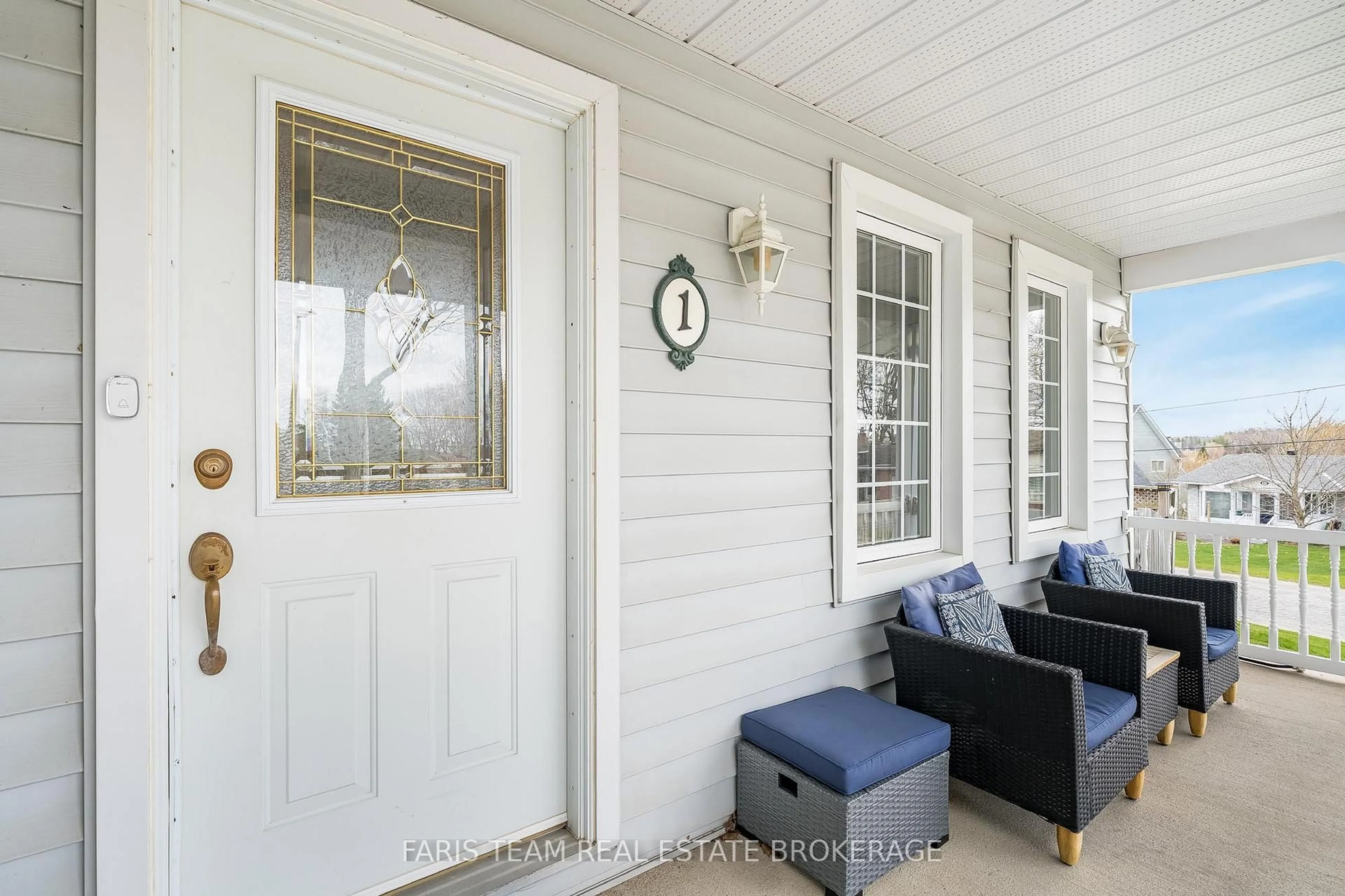 Indoor entryway for 1 Hallen Dr, Penetanguishene Ontario L9M 1G2