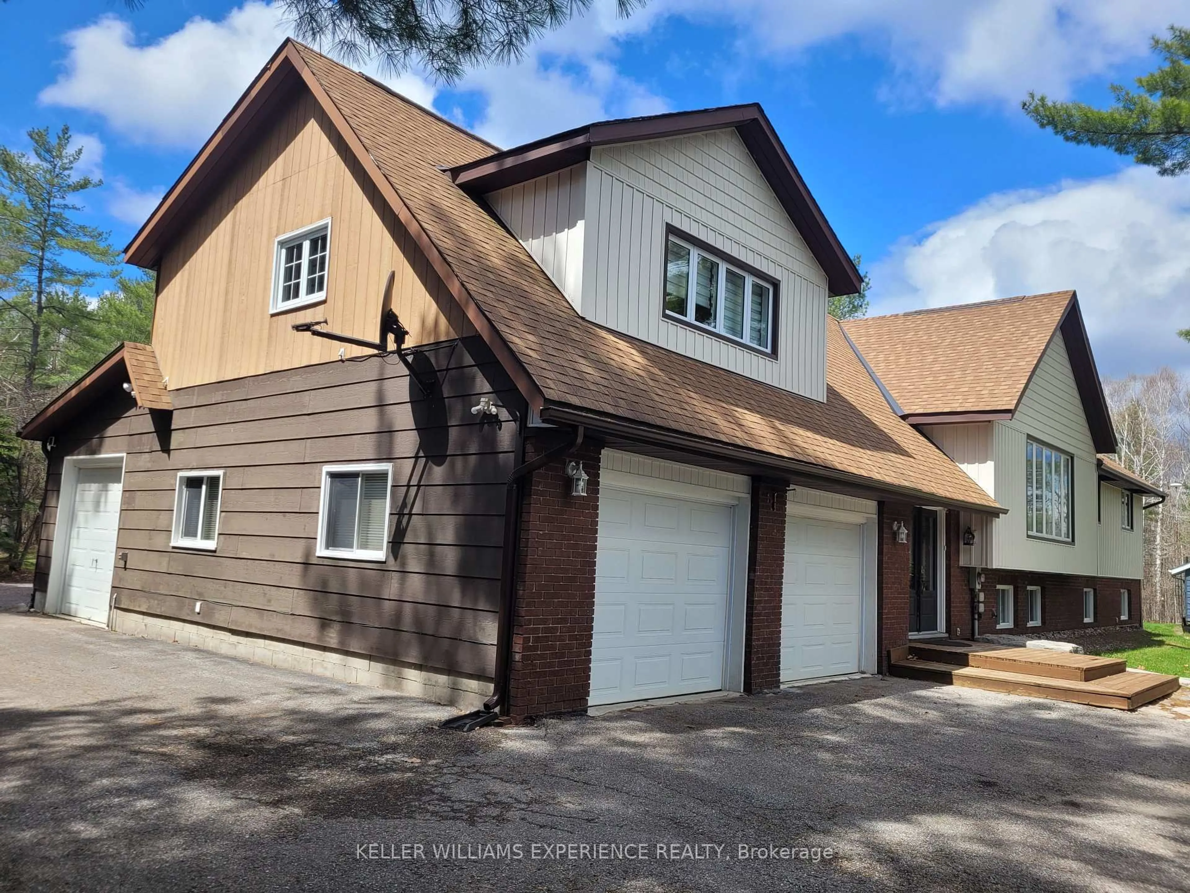 Home with vinyl exterior material, street for 1936 PENINSULA POINT Rd, Severn Ontario P0E 1N0