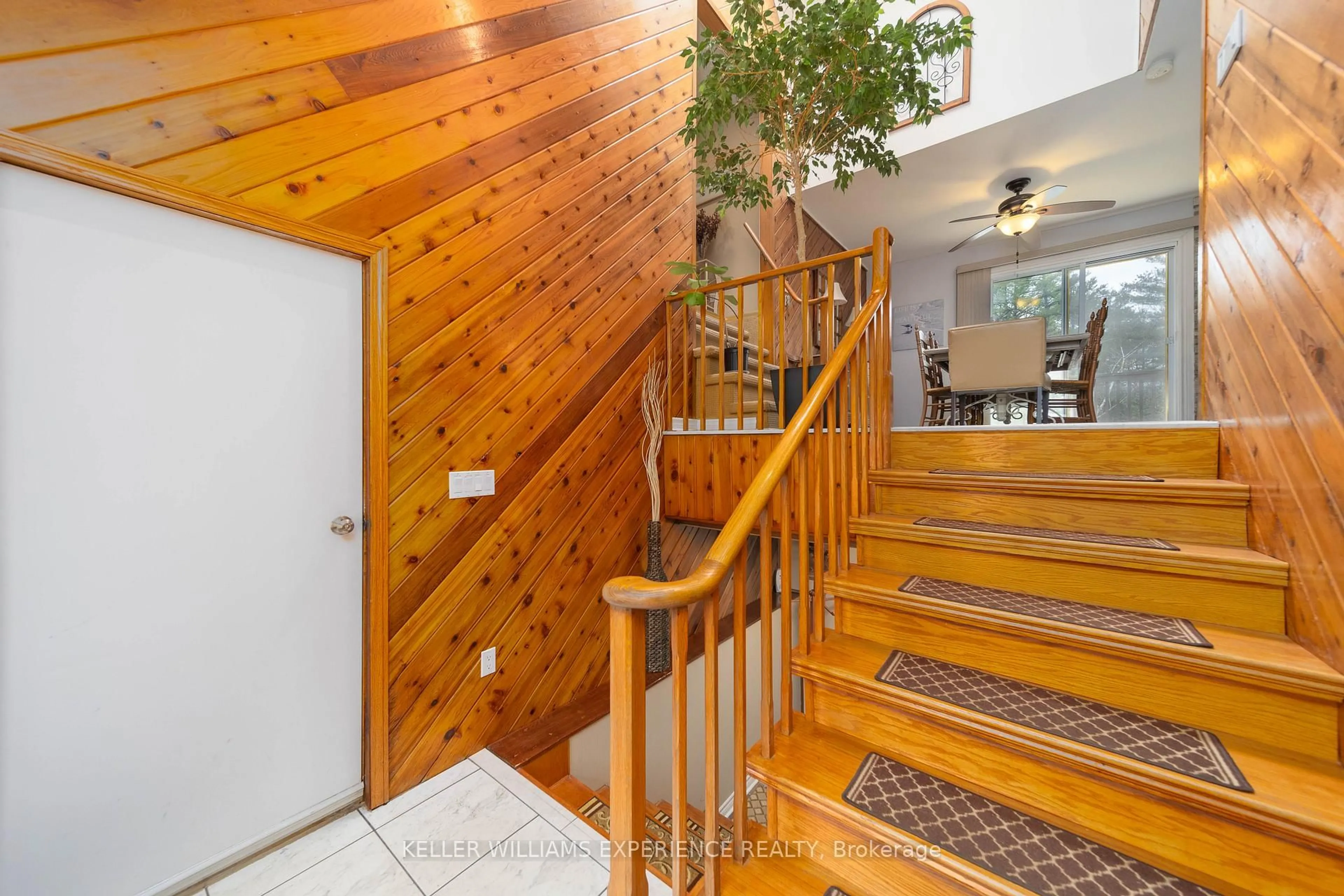 Indoor entryway for 1936 PENINSULA POINT Rd, Severn Ontario P0E 1N0