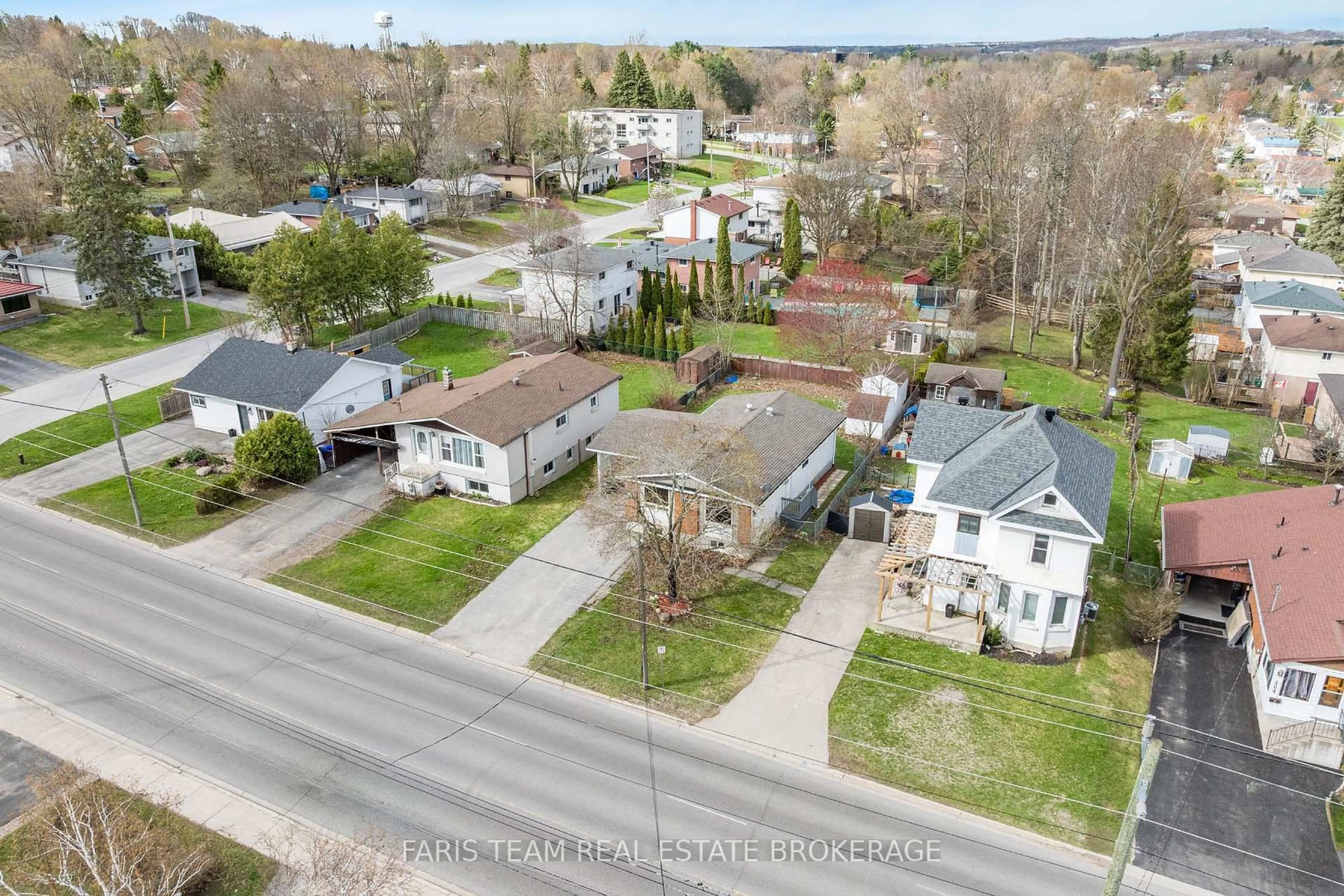 A pic from outside/outdoor area/front of a property/back of a property/a pic from drone, street for 472 William St, Midland Ontario L4R 2S8