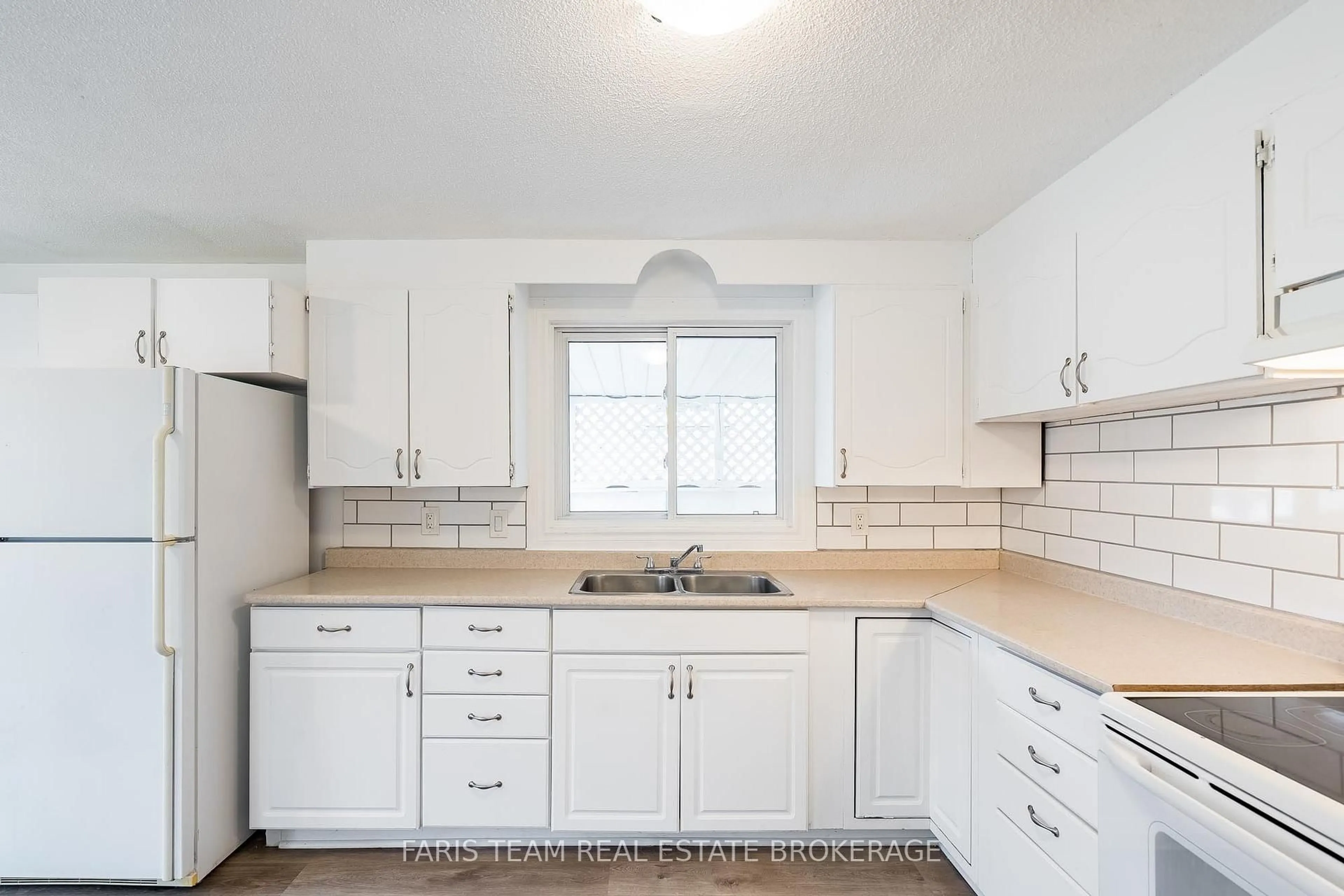 Standard kitchen, unknown for 472 William St, Midland Ontario L4R 2S8