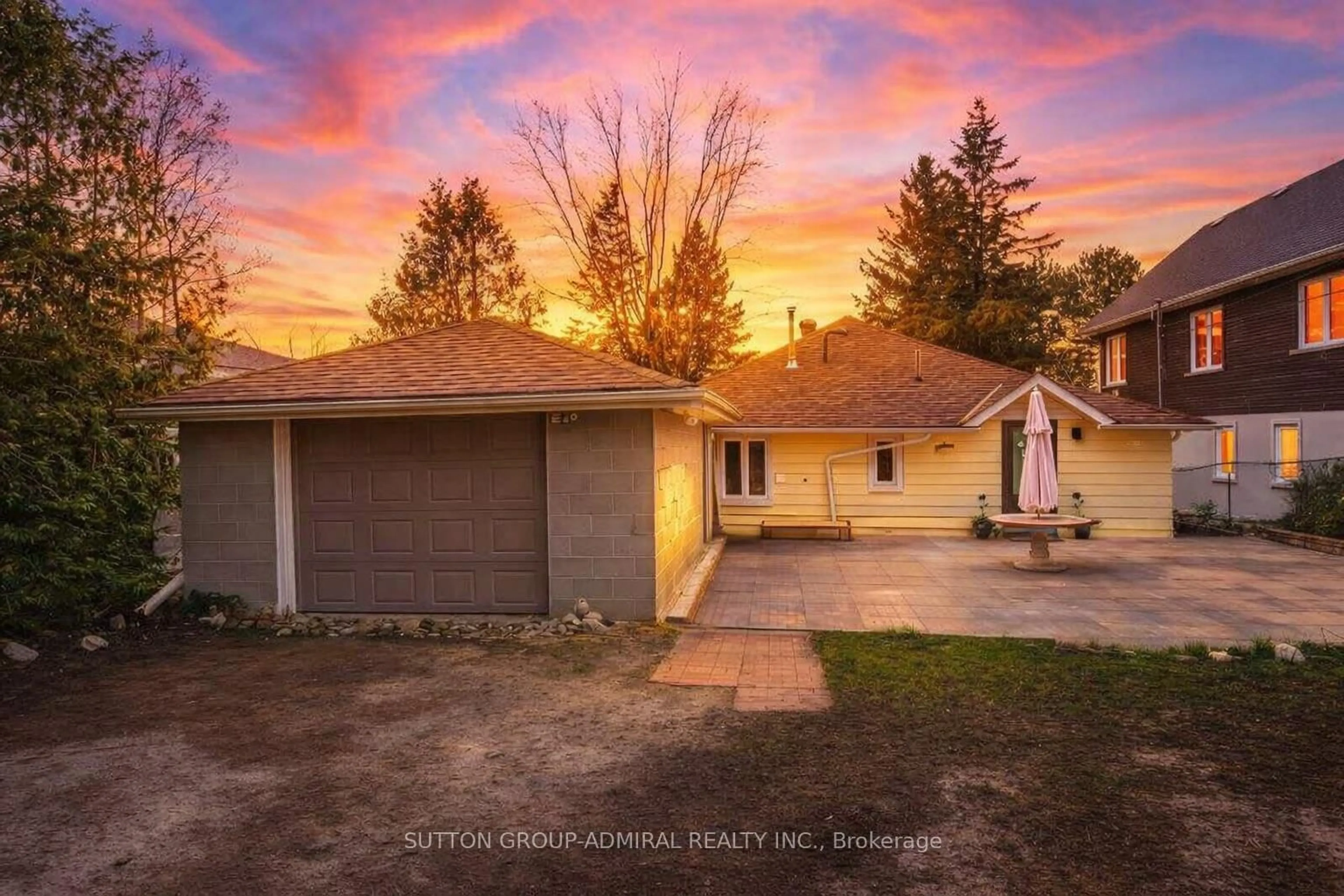 A pic from outside/outdoor area/front of a property/back of a property/a pic from drone, street for 1074 River Rd, Wasaga Beach Ontario L9Z 2R1