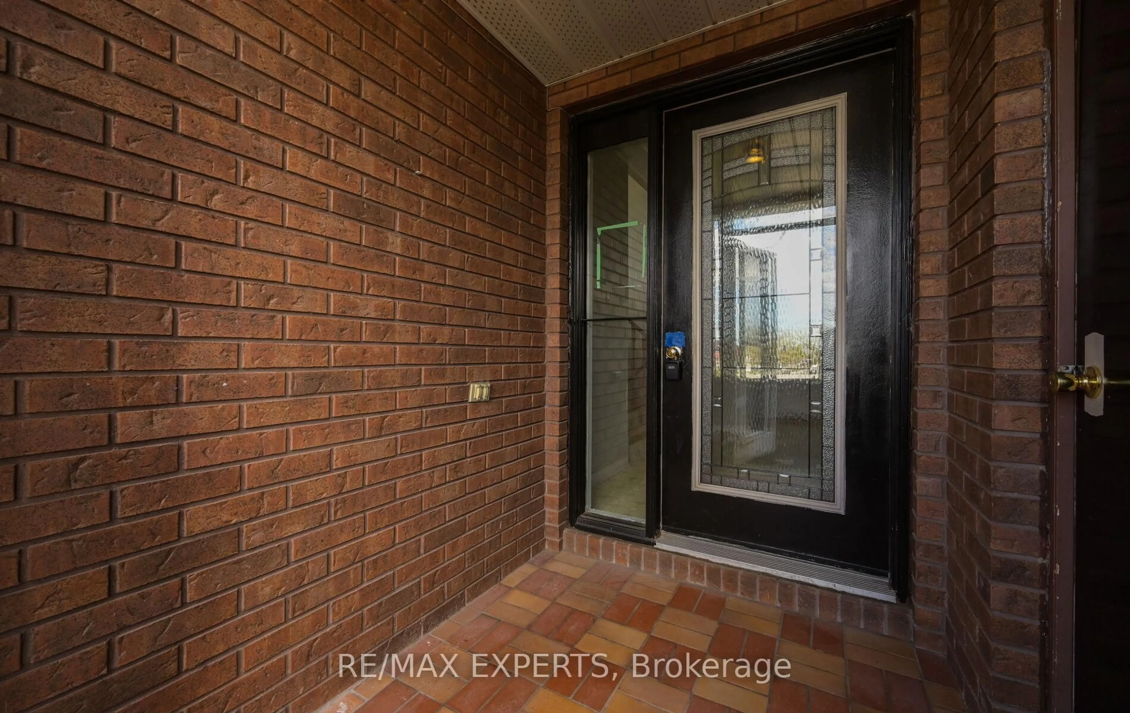 Indoor entryway for 13 Oriole Crt, Barrie Ontario L4M 5N1
