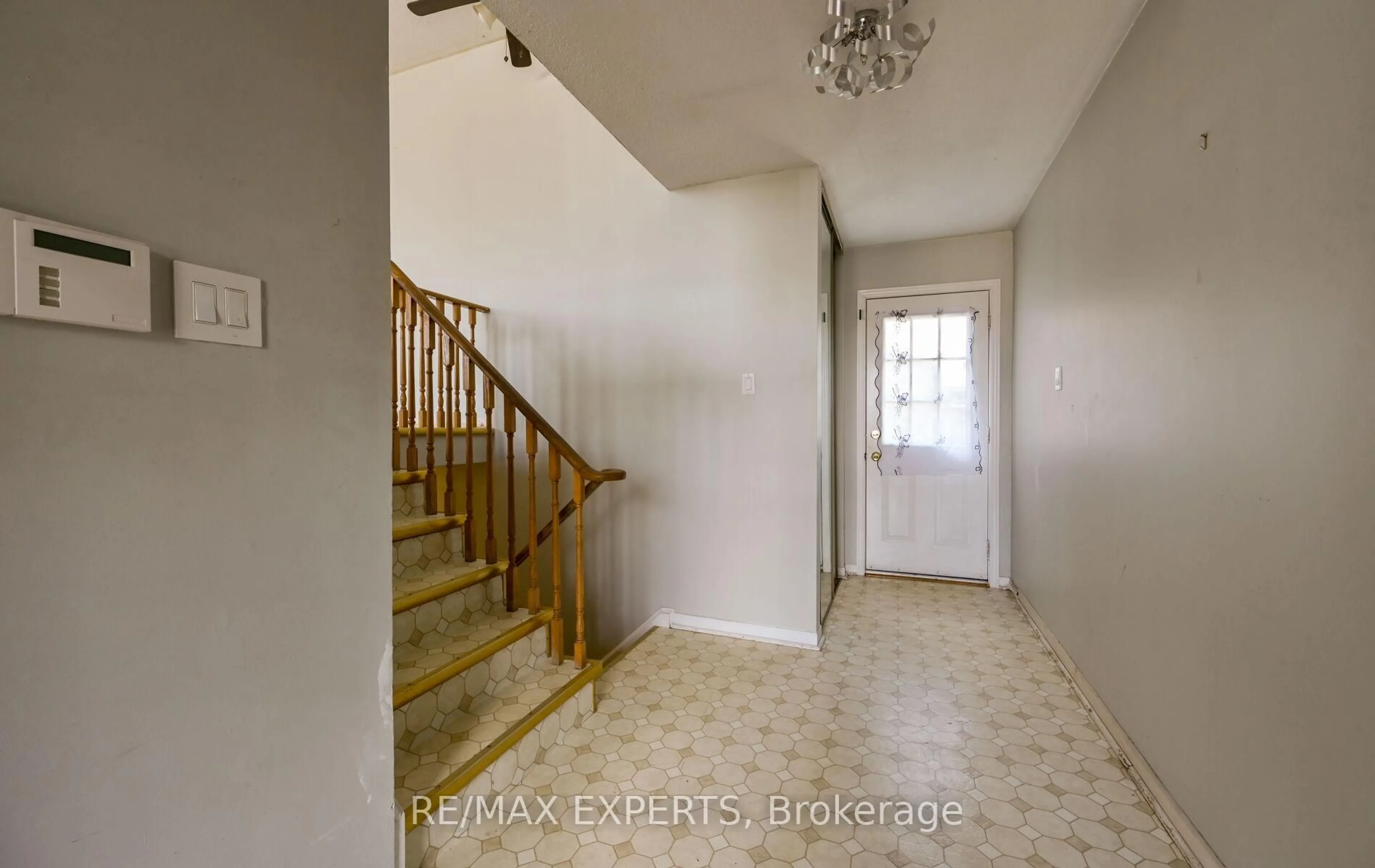 Indoor foyer for 13 Oriole Crt, Barrie Ontario L4M 5N1