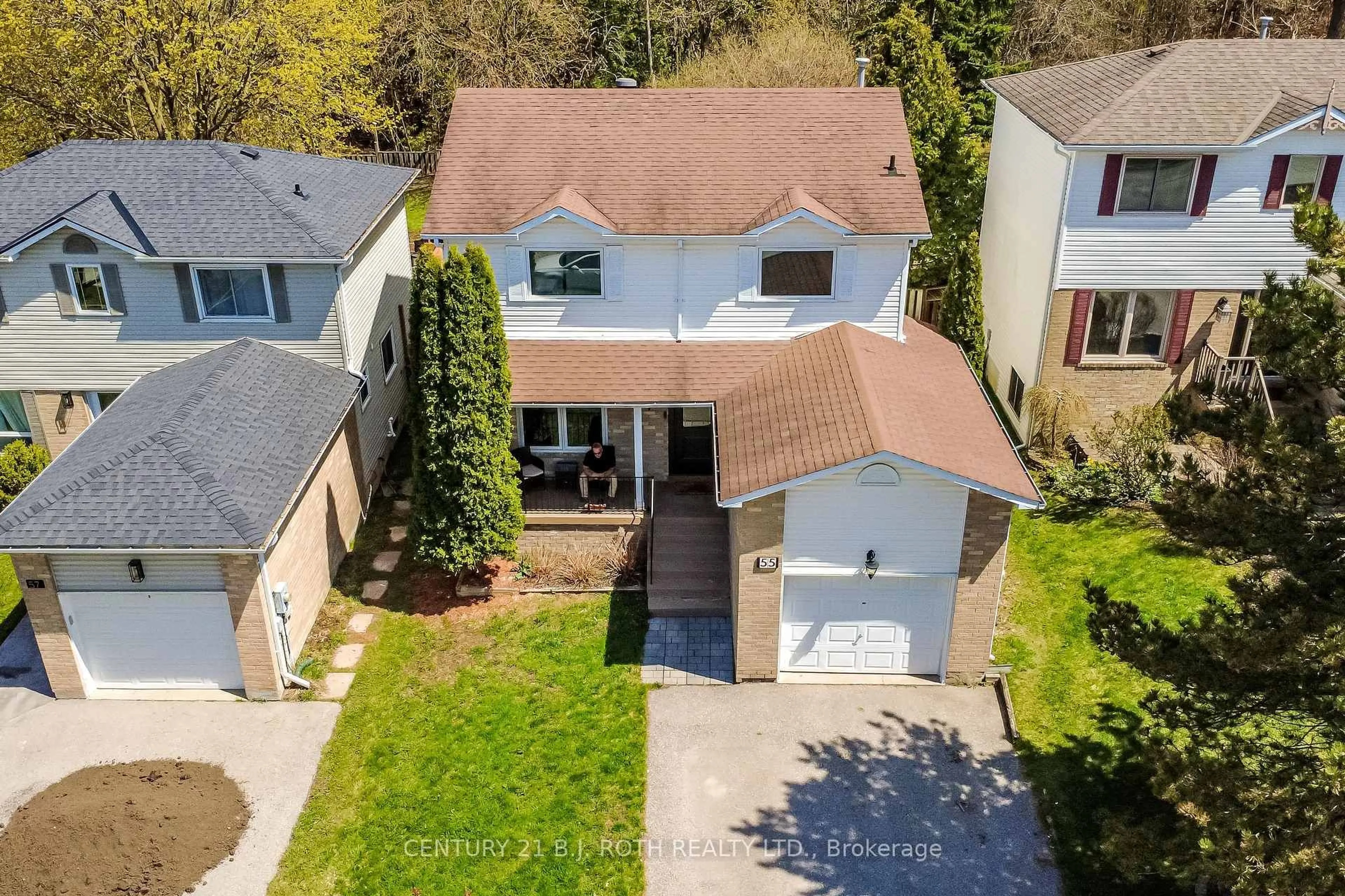 A pic from outside/outdoor area/front of a property/back of a property/a pic from drone, street for 55 Moon Dr, Barrie Ontario L4N 7G8