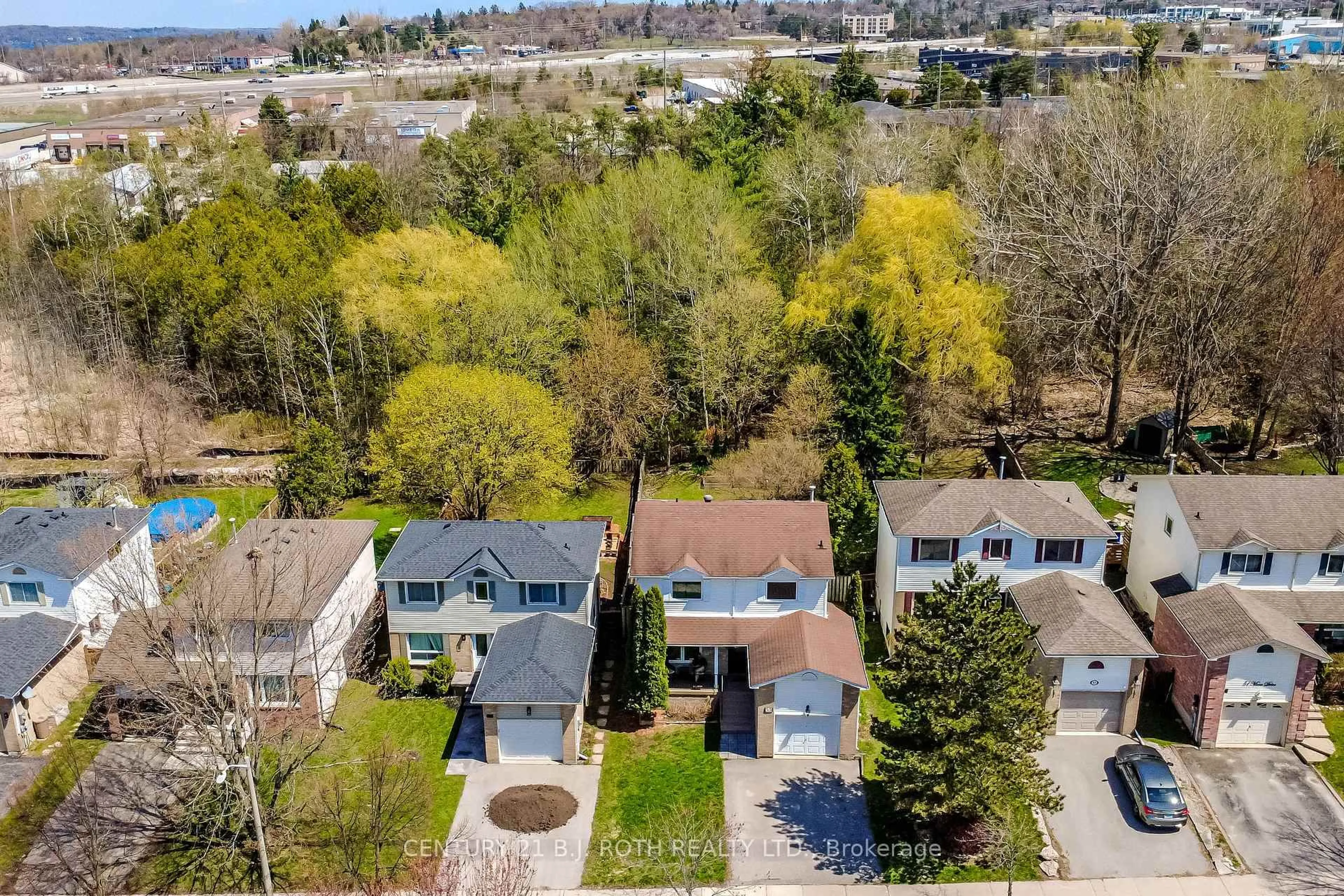 A pic from outside/outdoor area/front of a property/back of a property/a pic from drone, street for 55 Moon Dr, Barrie Ontario L4N 7G8