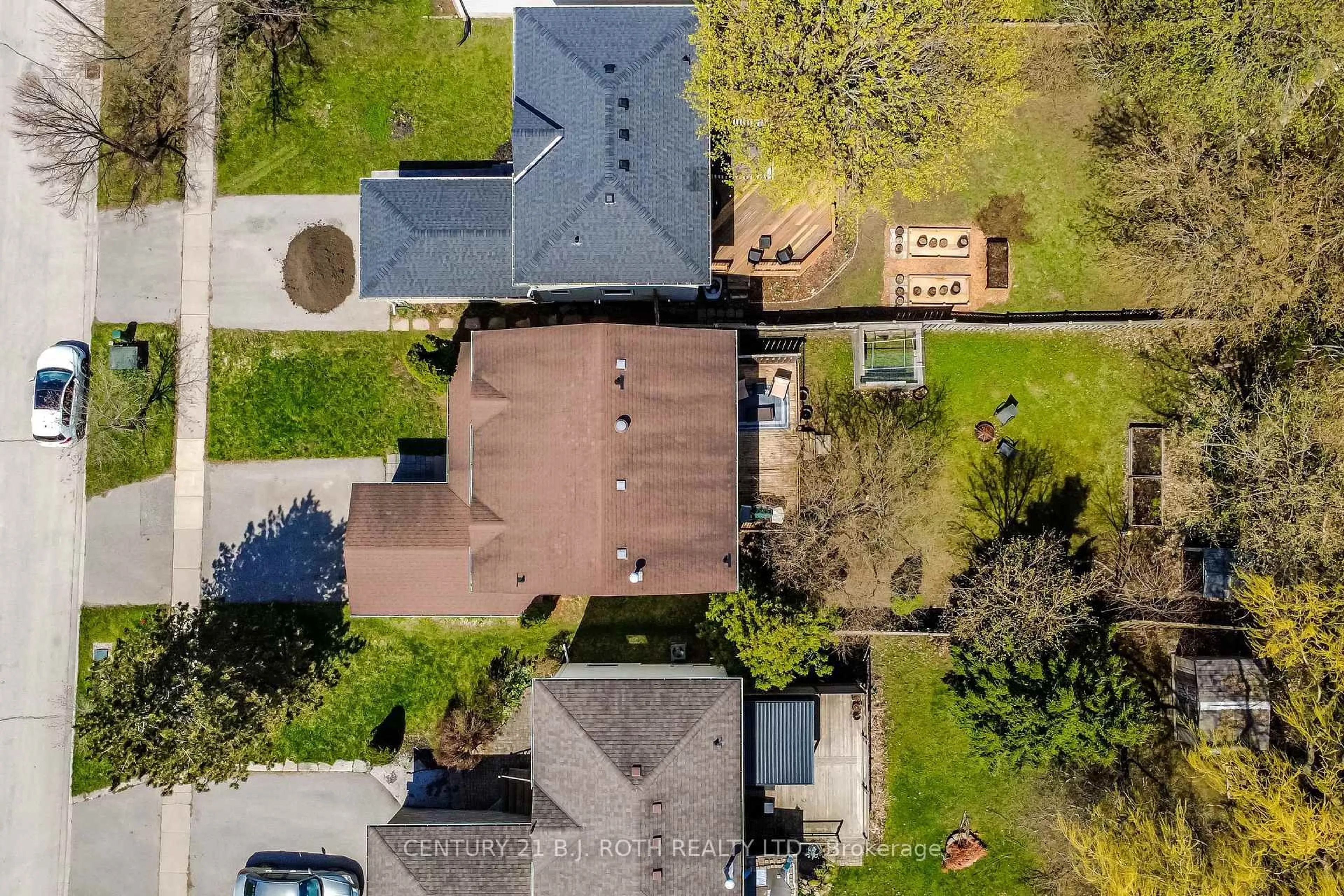A pic from outside/outdoor area/front of a property/back of a property/a pic from drone, street for 55 Moon Dr, Barrie Ontario L4N 7G8