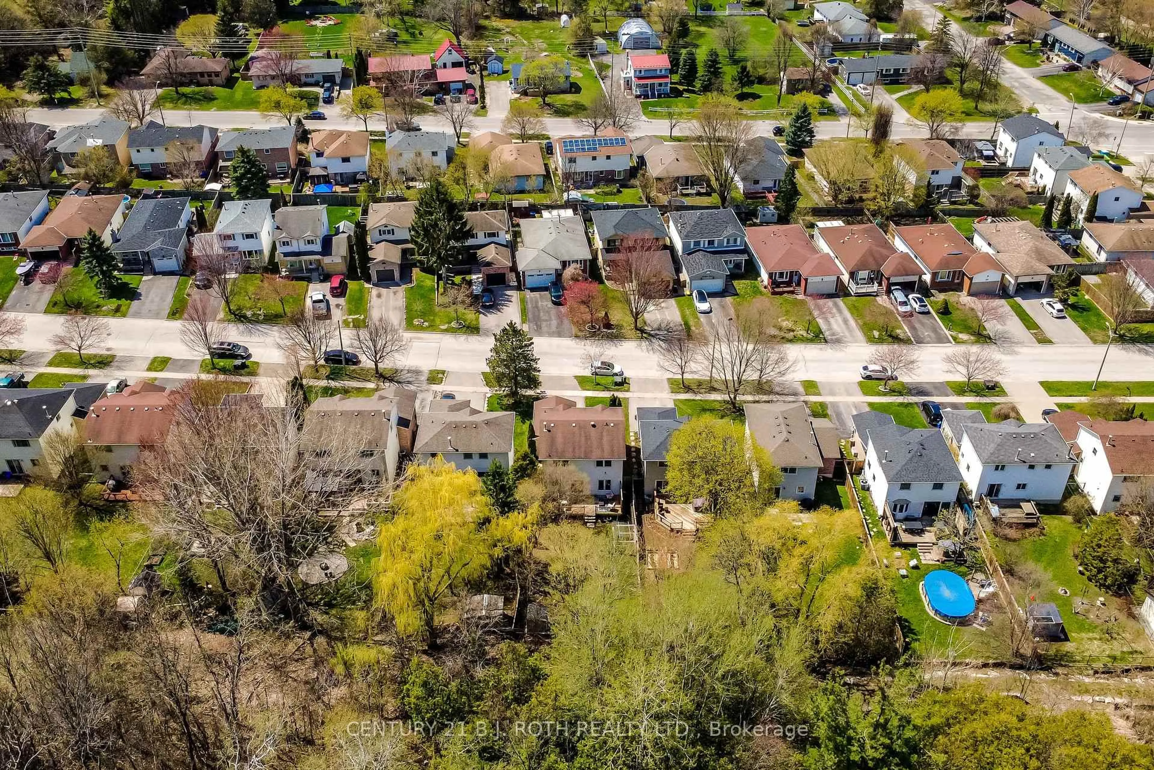 A pic from outside/outdoor area/front of a property/back of a property/a pic from drone, street for 55 Moon Dr, Barrie Ontario L4N 7G8