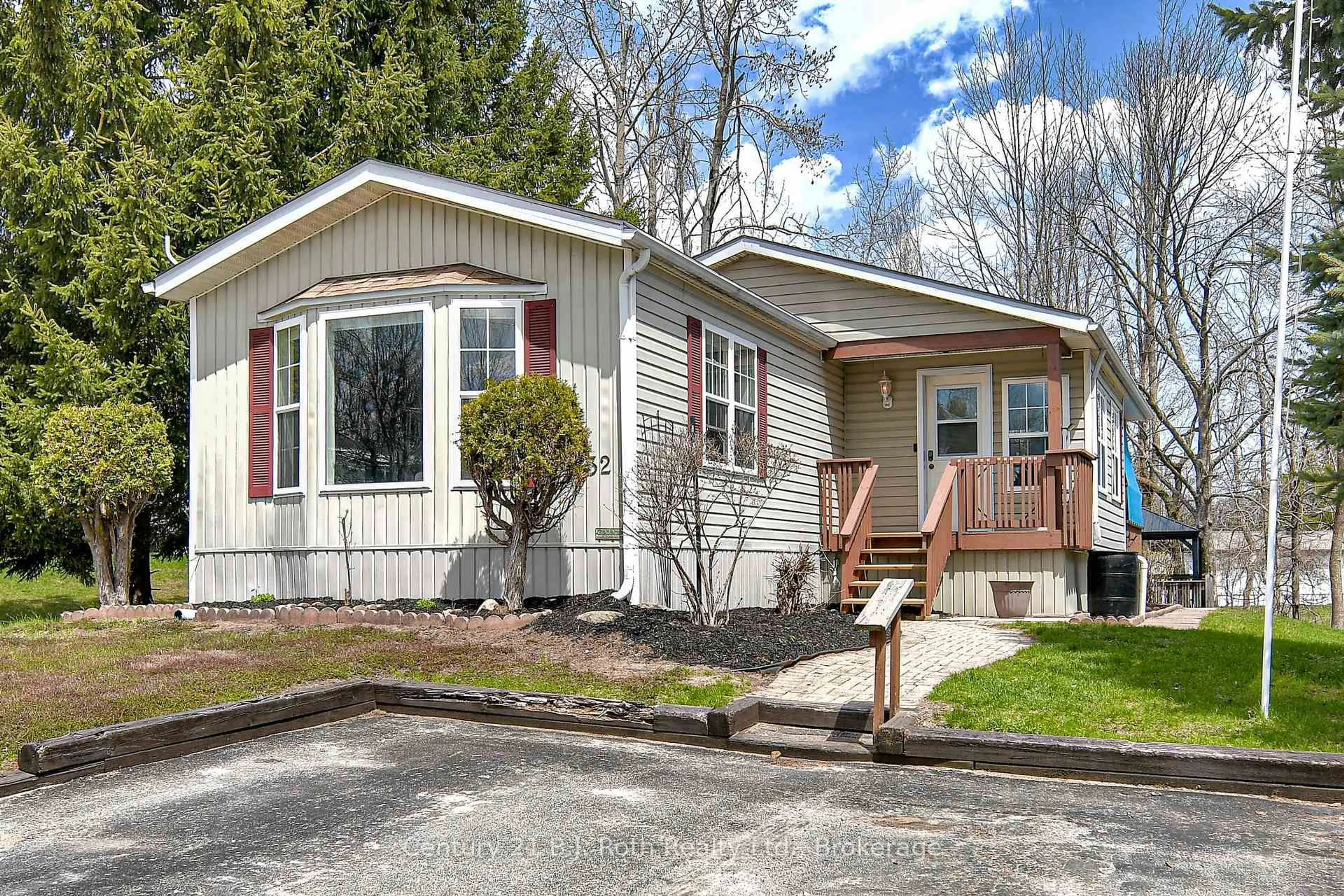 Home with vinyl exterior material, street for 32 Jane St, Oro-Medonte Ontario L3V 0P9