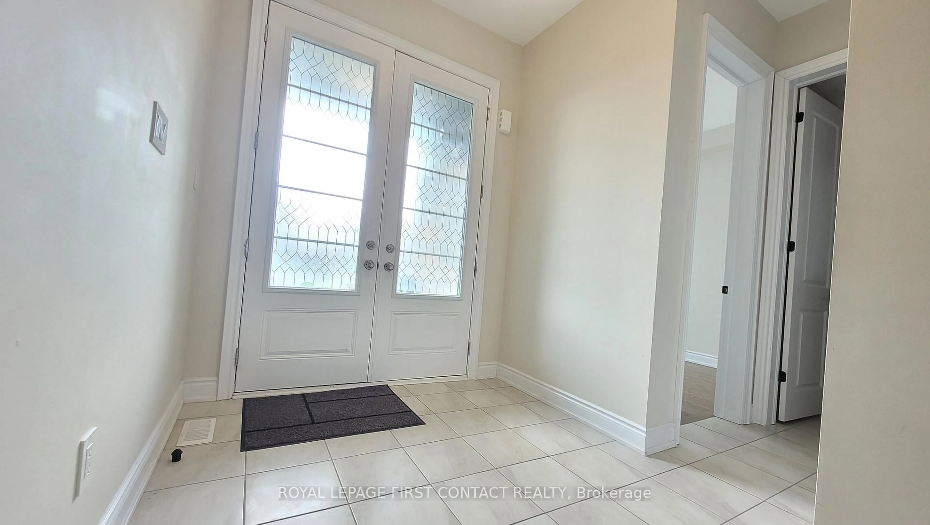 Indoor entryway for 113 Bearberry Rd, Springwater Ontario L0L 1Y3