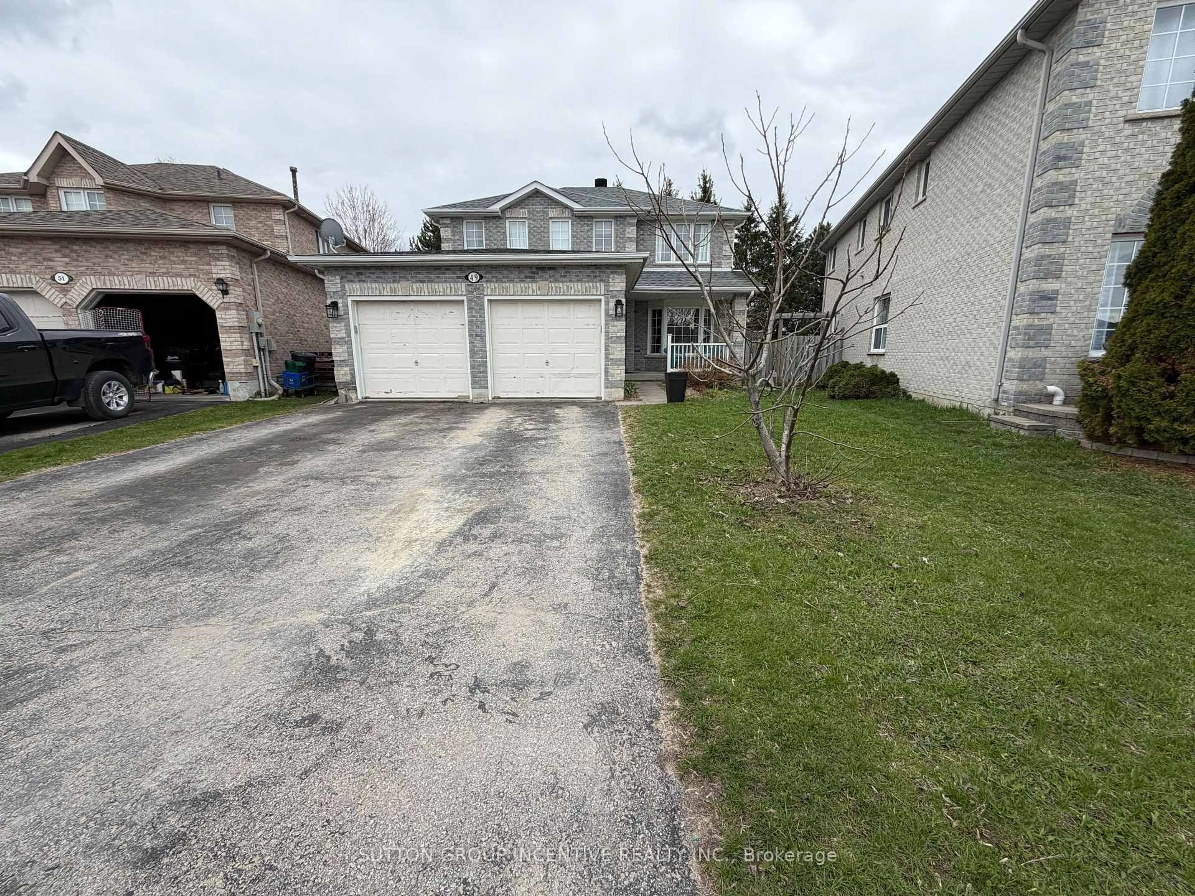 A pic from outside/outdoor area/front of a property/back of a property/a pic from drone, street for 49 Shaina Crt, Barrie Ontario L4N 9S7