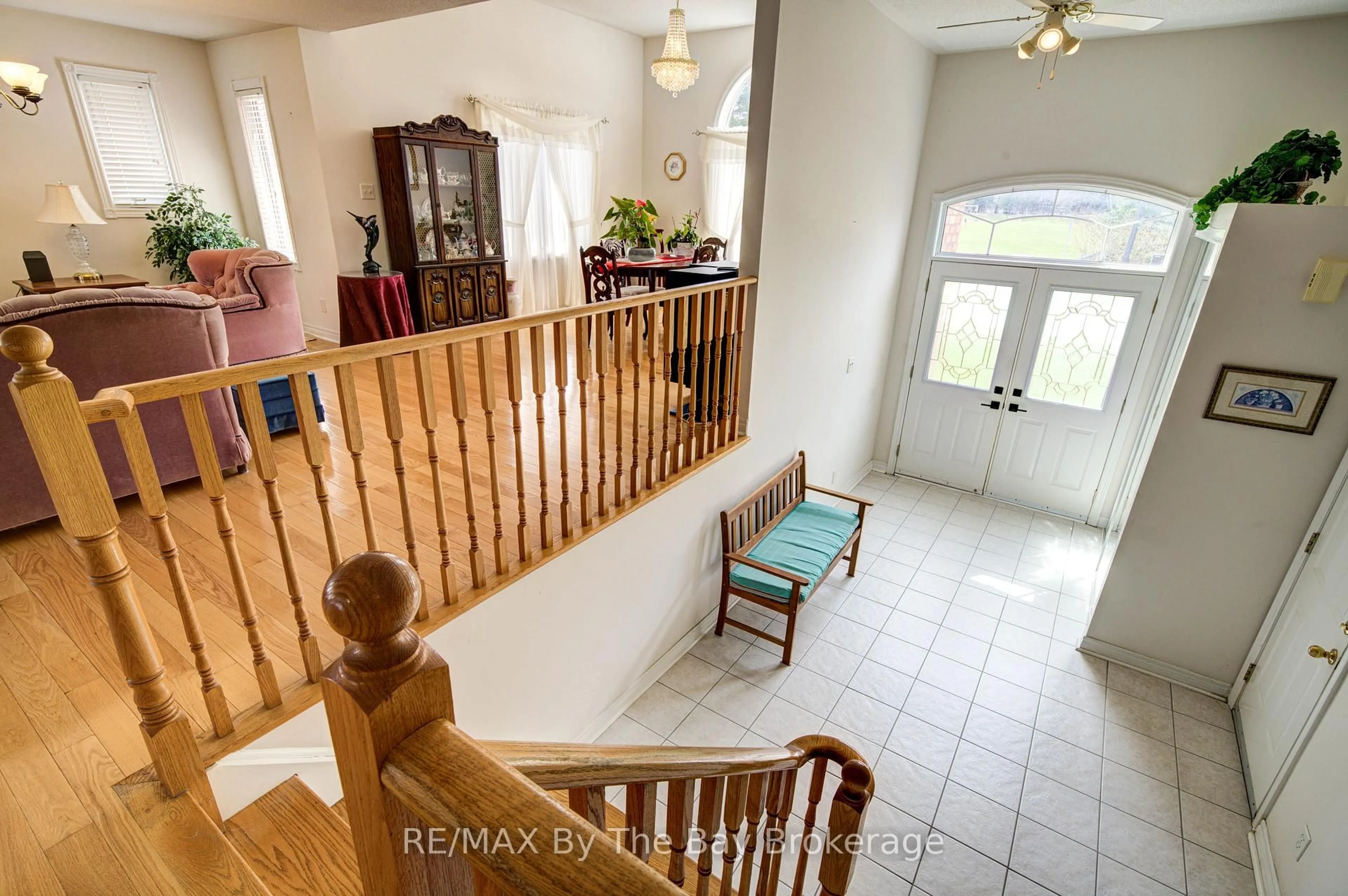 Indoor foyer for 420 Ramblewood Dr, Wasaga Beach Ontario L9Z 1P3