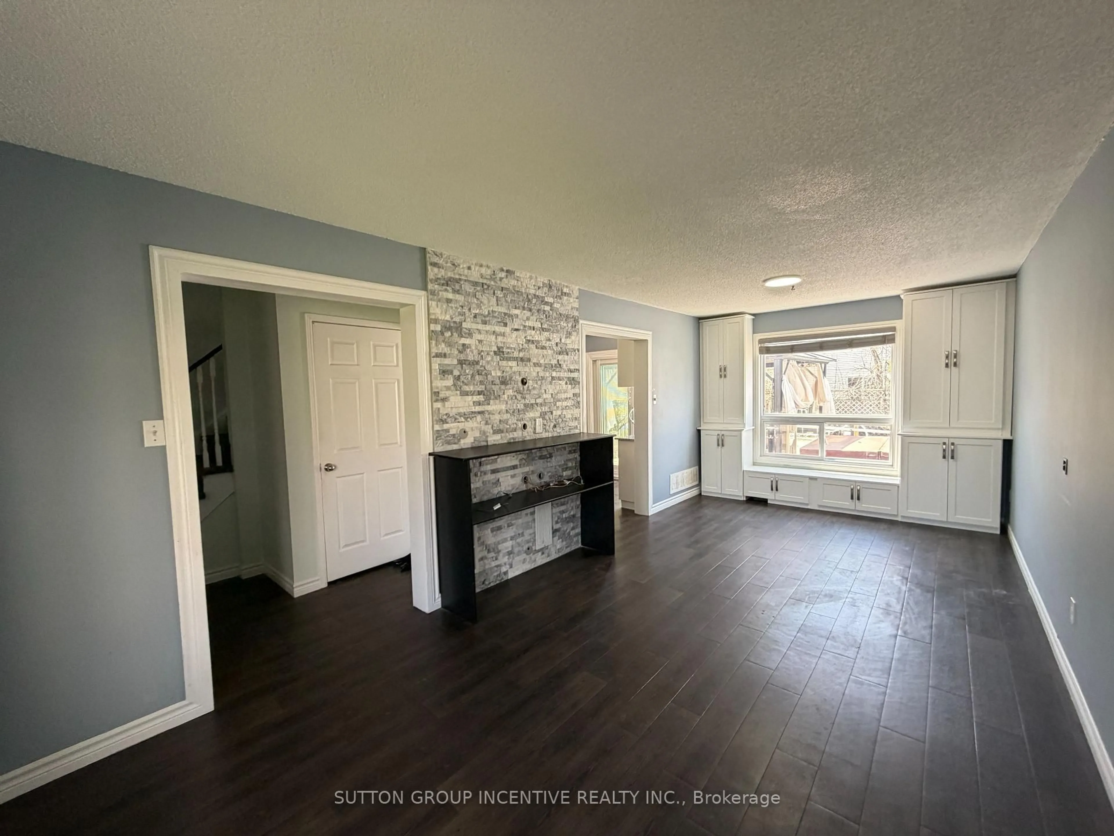 A pic of a room for 90 Moon Dr, Barrie Ontario L4N 7G9