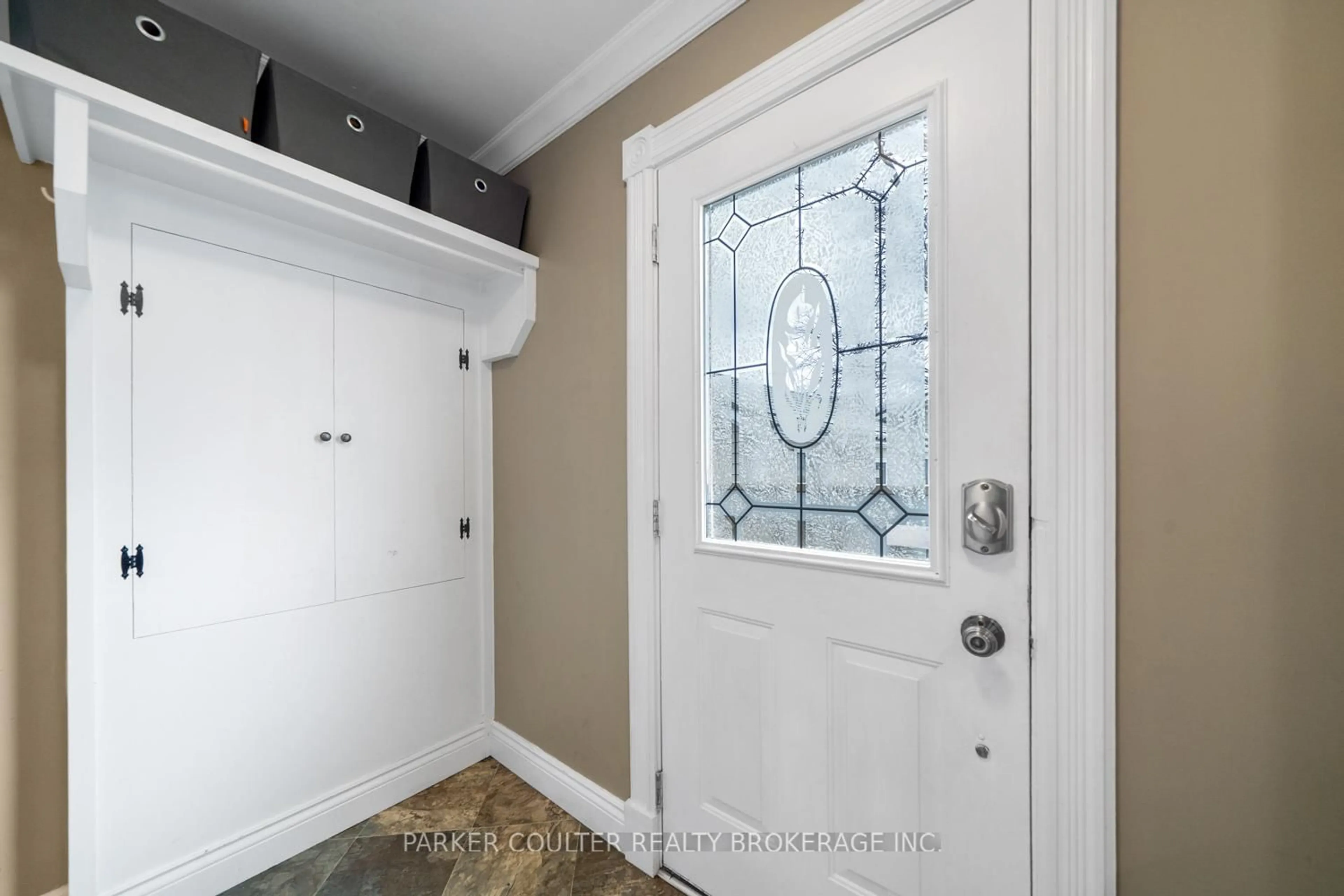 Indoor entryway for 1909 Woods Bay Rd, Severn Ontario L3V 0V7