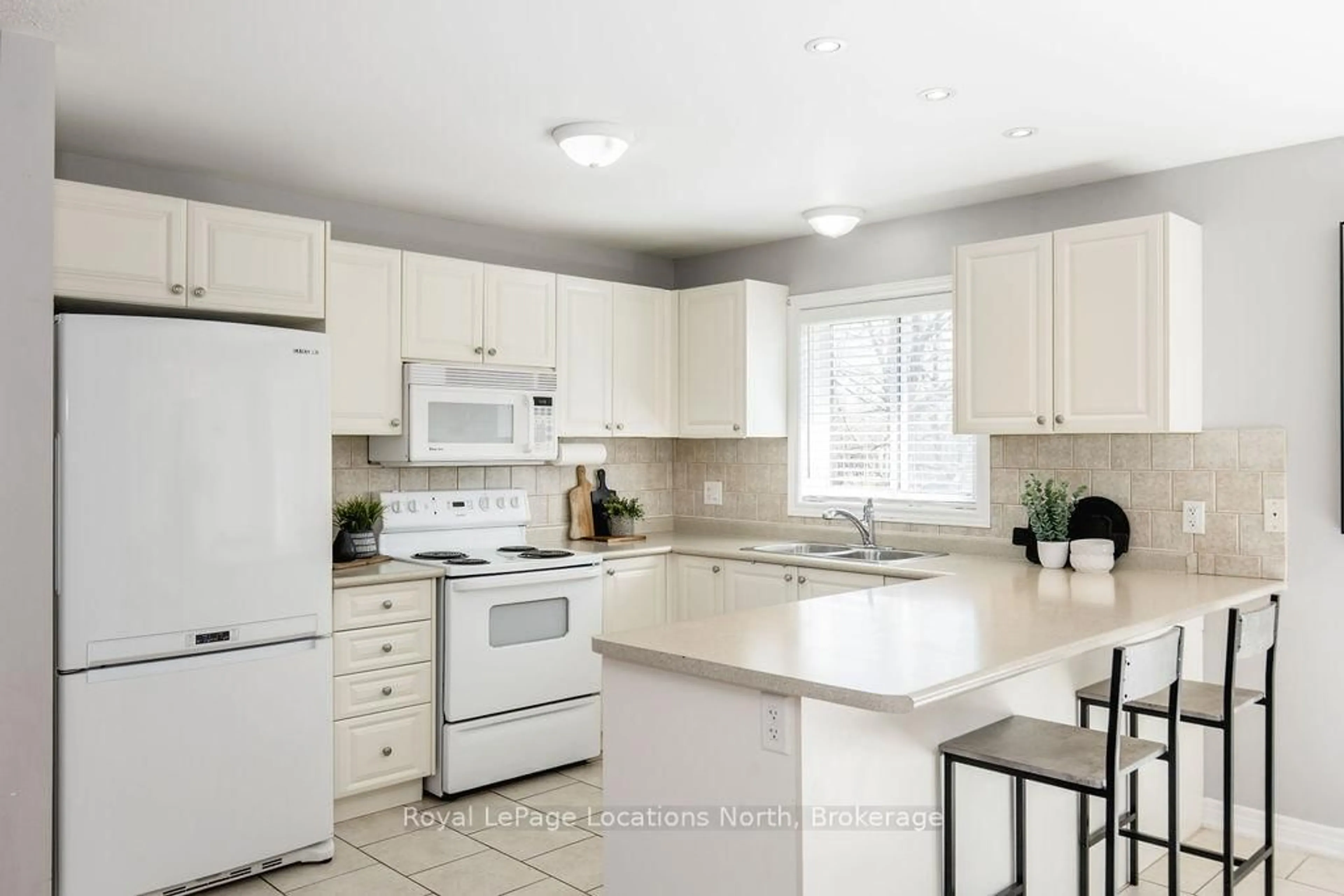 Open concept kitchen, ceramic/tile floor for 45 William Ave, Wasaga Beach Ontario L9Z 2X3