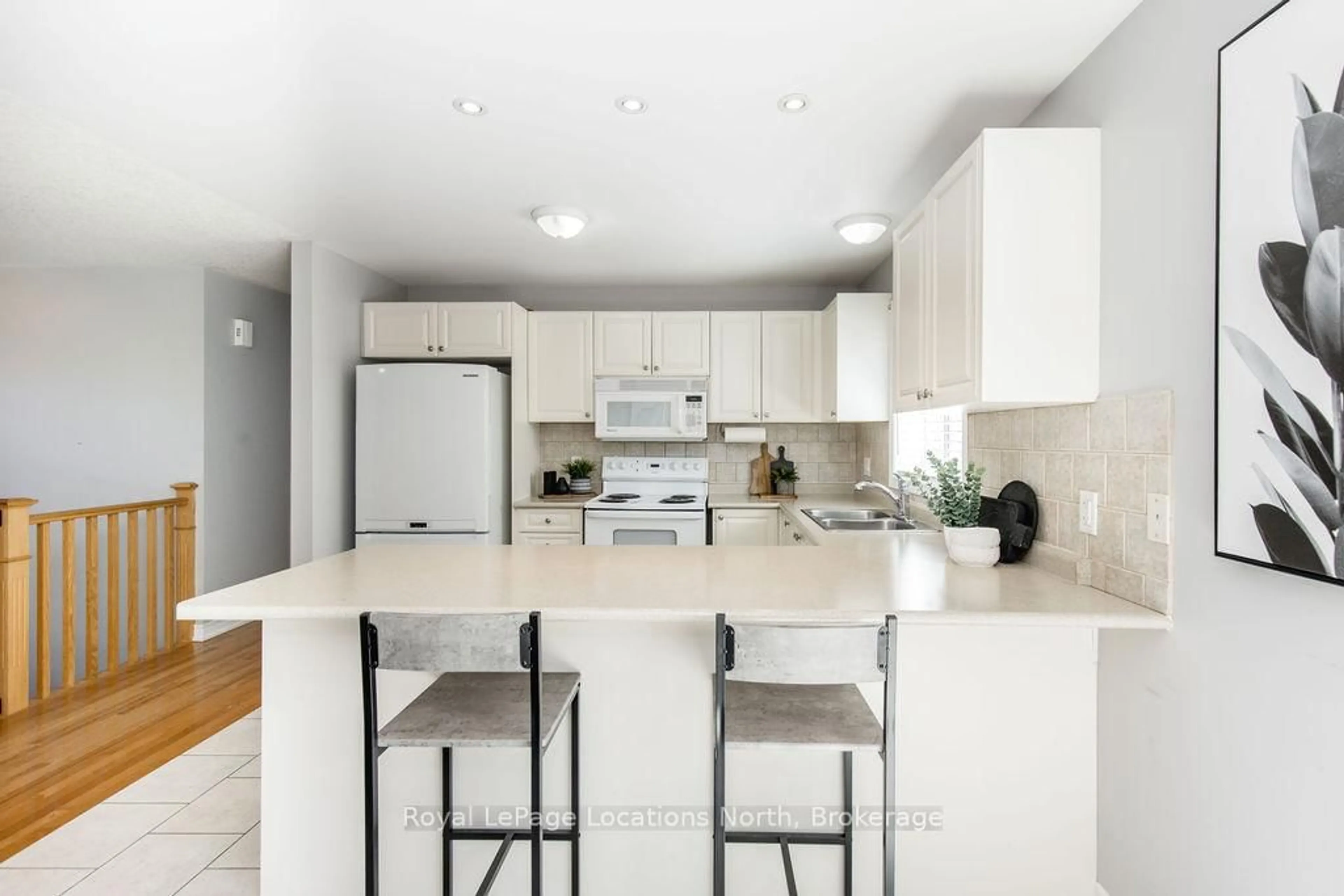 Open concept kitchen, unknown for 45 William Ave, Wasaga Beach Ontario L9Z 2X3