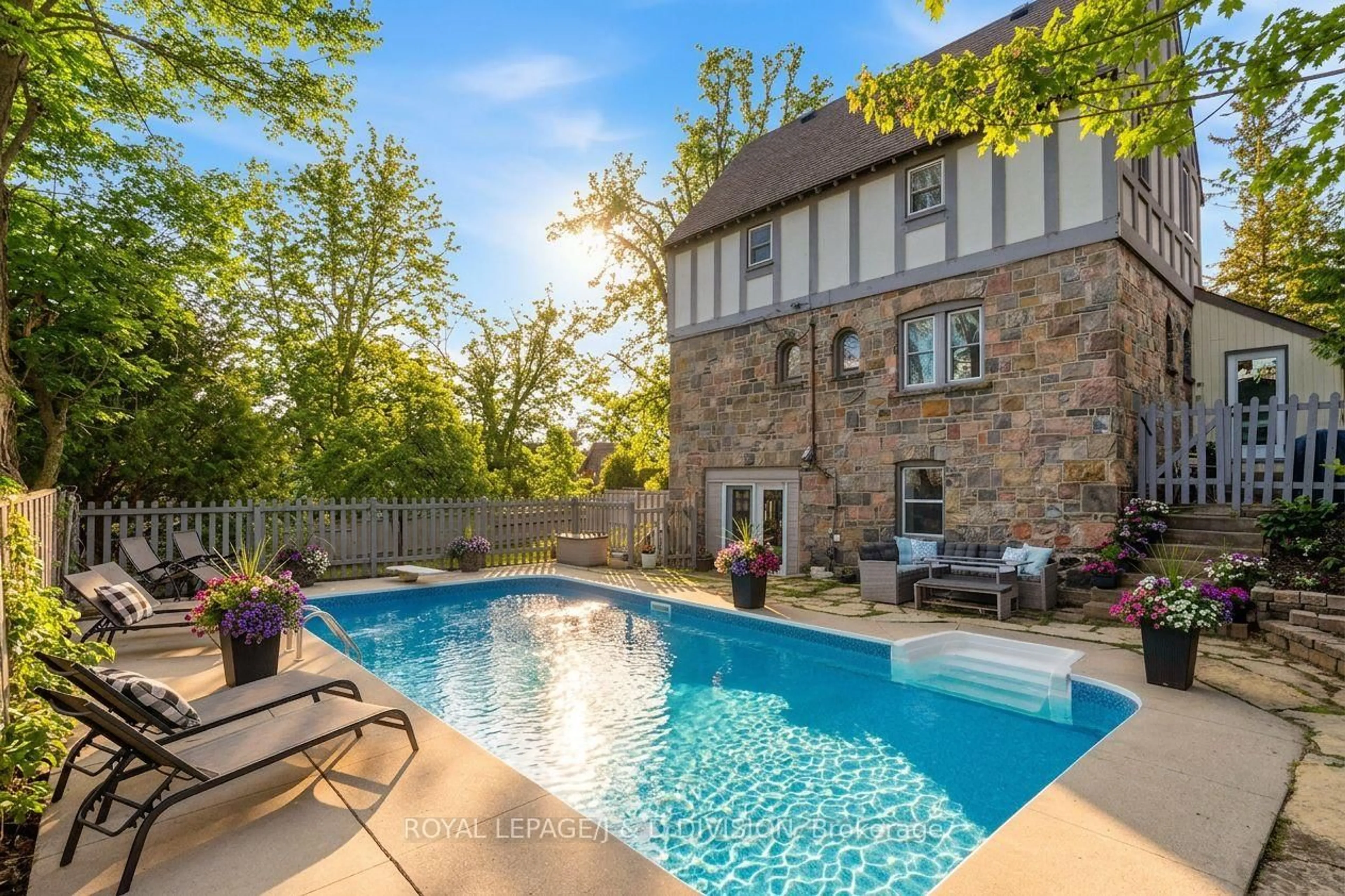 Pool for 44 Tecumseth St, Orillia Ontario L3V 1X9