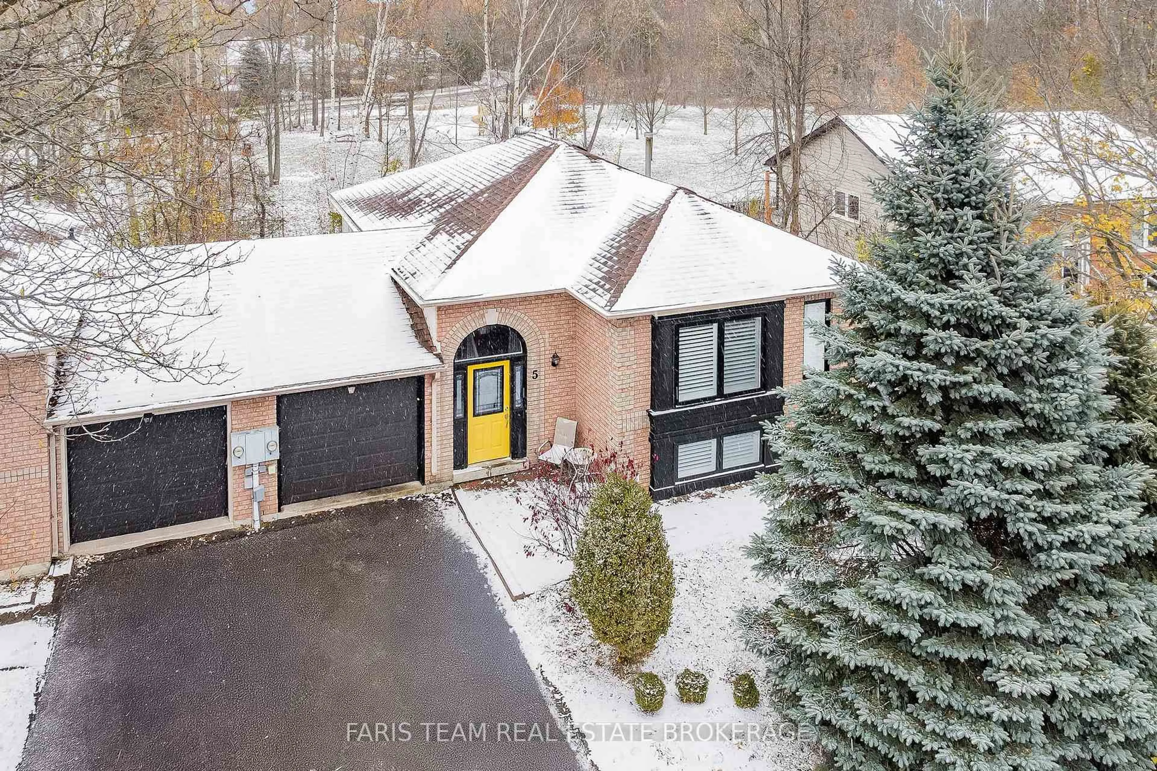 A pic from outside/outdoor area/front of a property/back of a property/a pic from drone, street for 5 Harbour Cres, Wasaga Beach Ontario L9Z 1G4