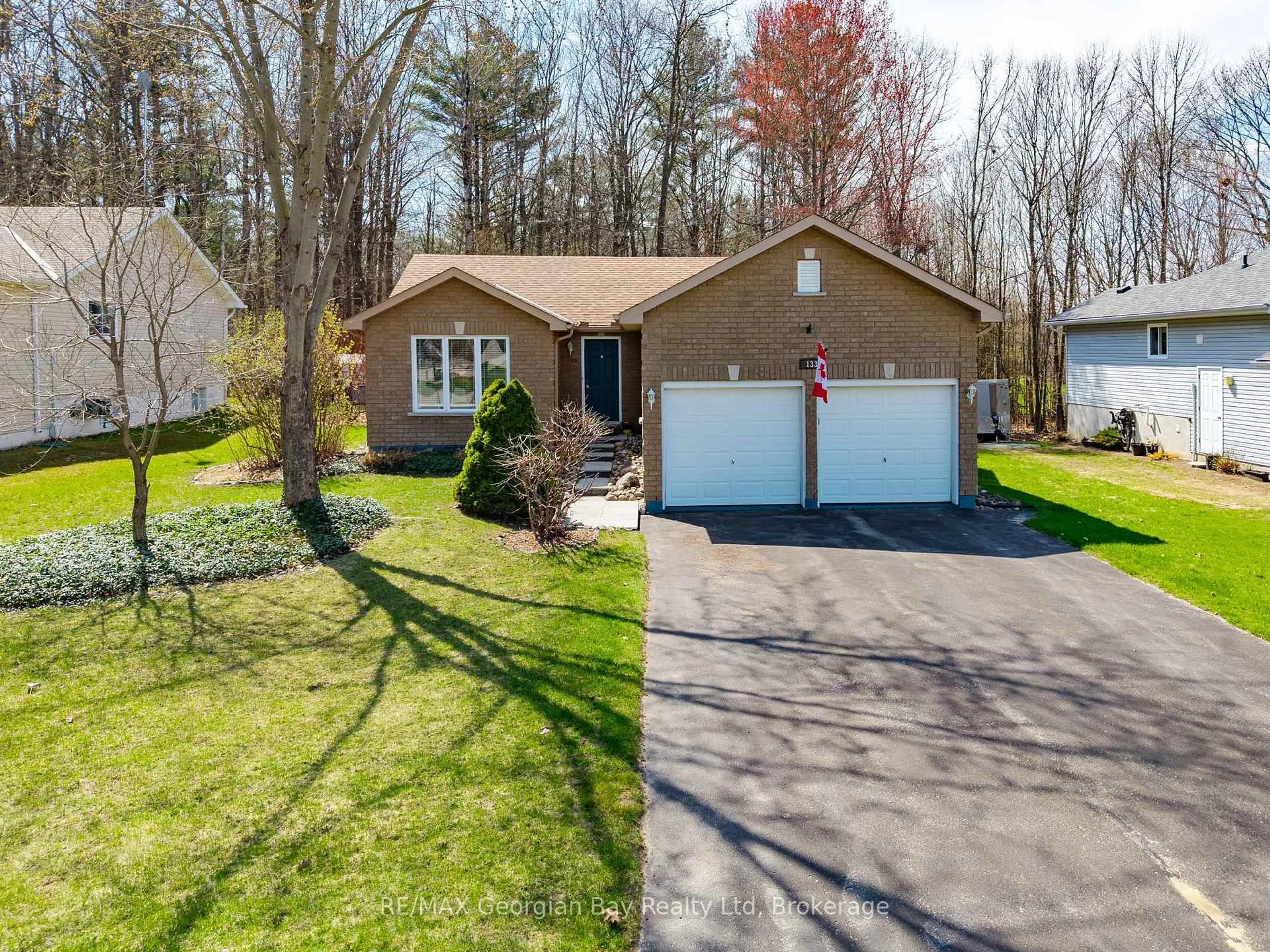 A pic from outside/outdoor area/front of a property/back of a property/a pic from drone, street for 133 Oxley Dr, Penetanguishene Ontario L9M 1W3