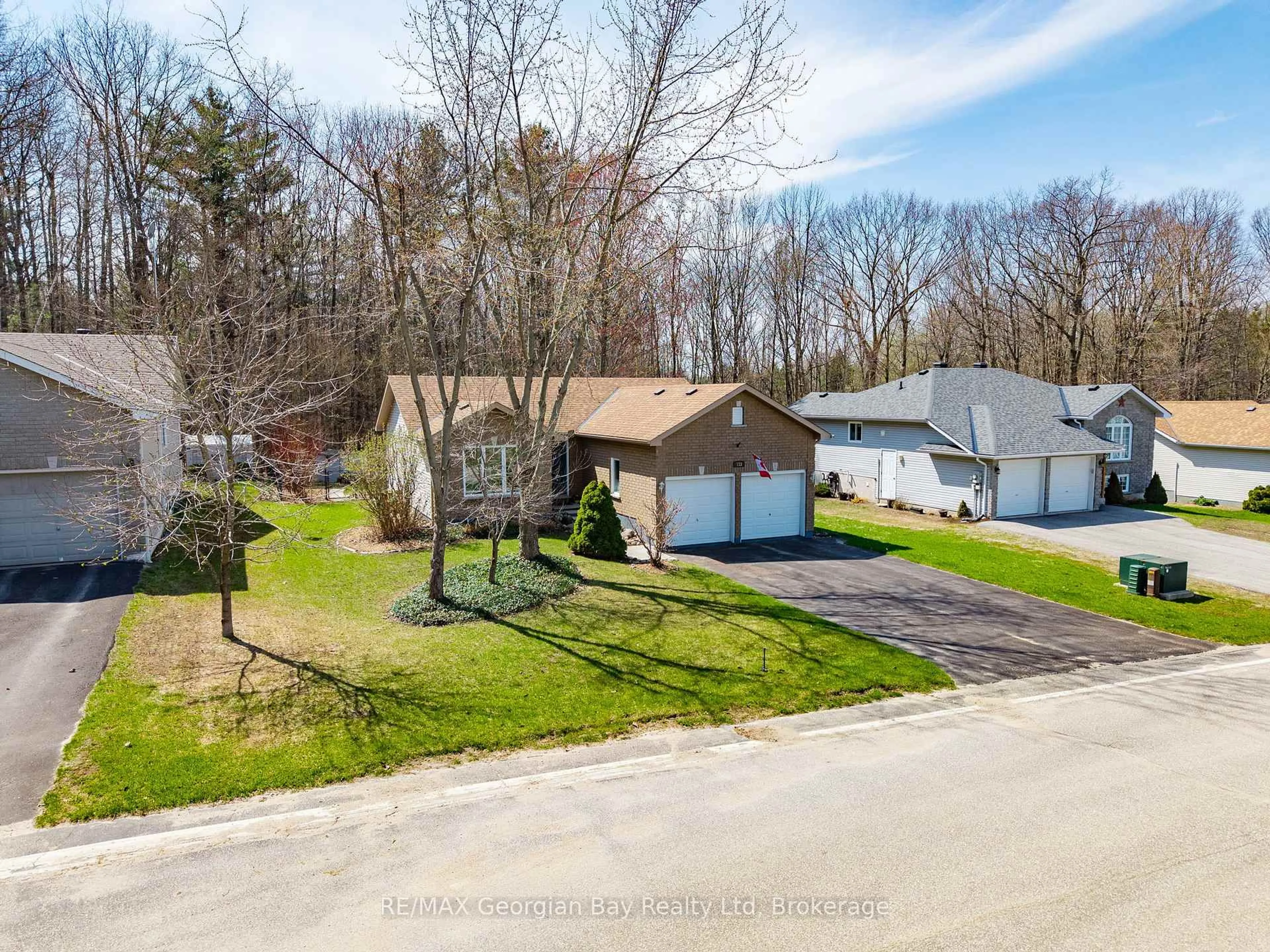 A pic from outside/outdoor area/front of a property/back of a property/a pic from drone, street for 133 Oxley Dr, Penetanguishene Ontario L9M 1W3