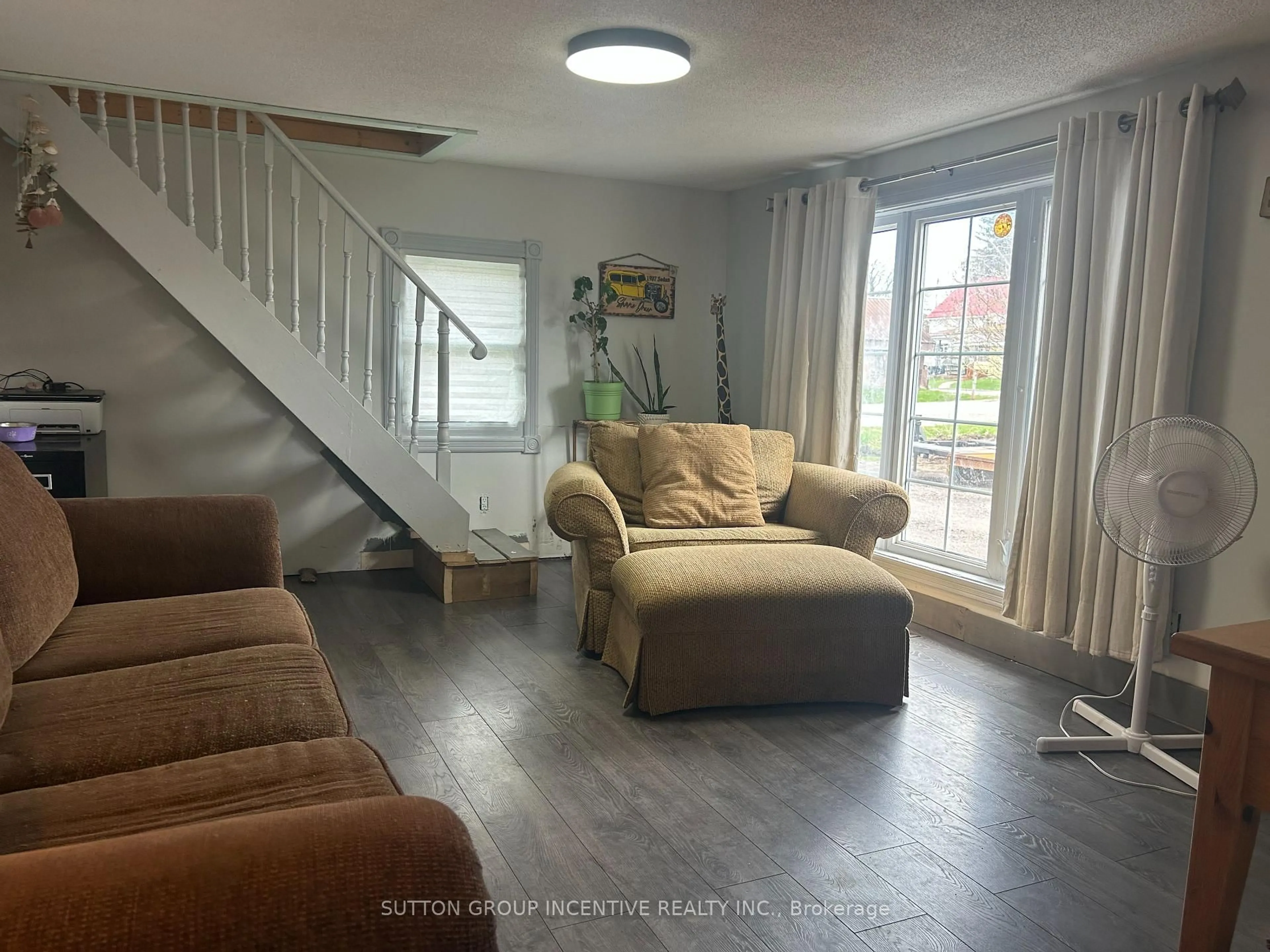 Living room with furniture, unknown for 820 Line 11 Line, Oro-Medonte Ontario L0L 1T0