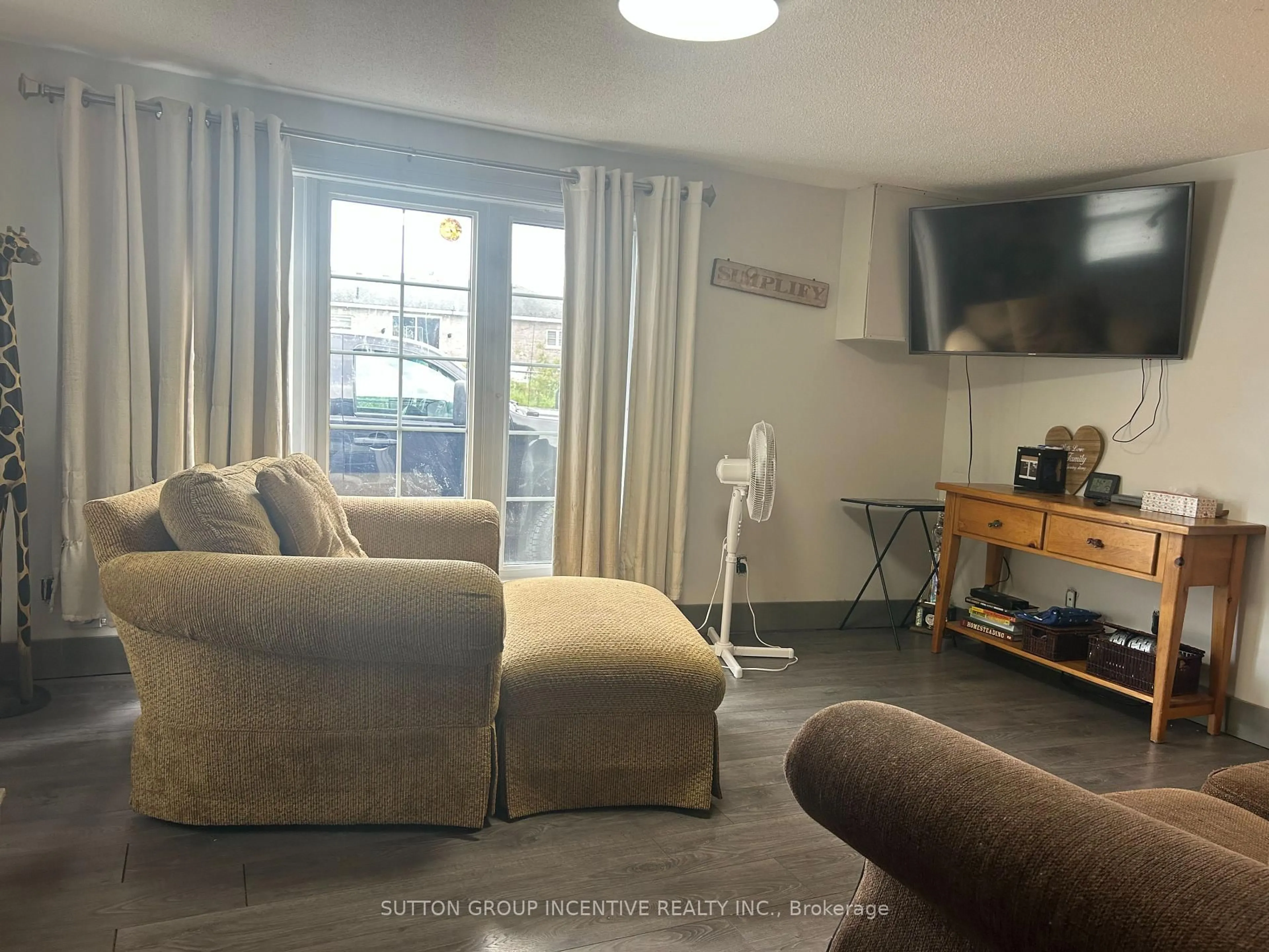 Living room with furniture, unknown for 820 Line 11 Line, Oro-Medonte Ontario L0L 1T0
