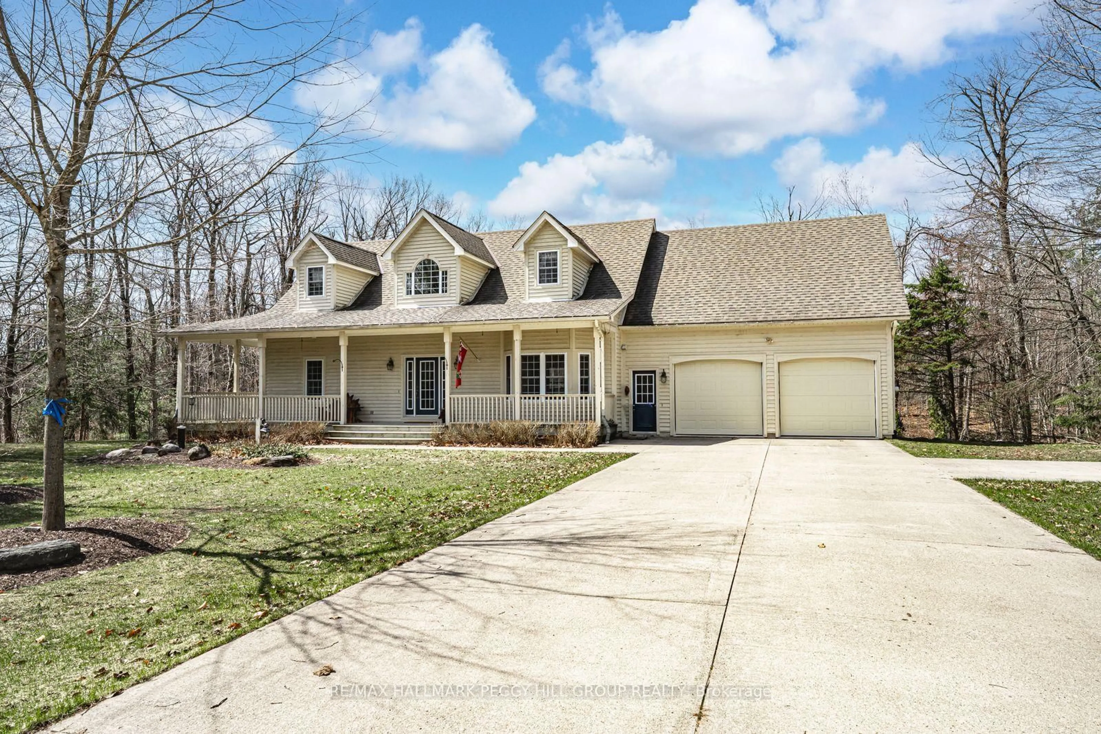 Home with vinyl exterior material, street for 18 Trillium Tr, Oro-Medonte Ontario L0K 1E0