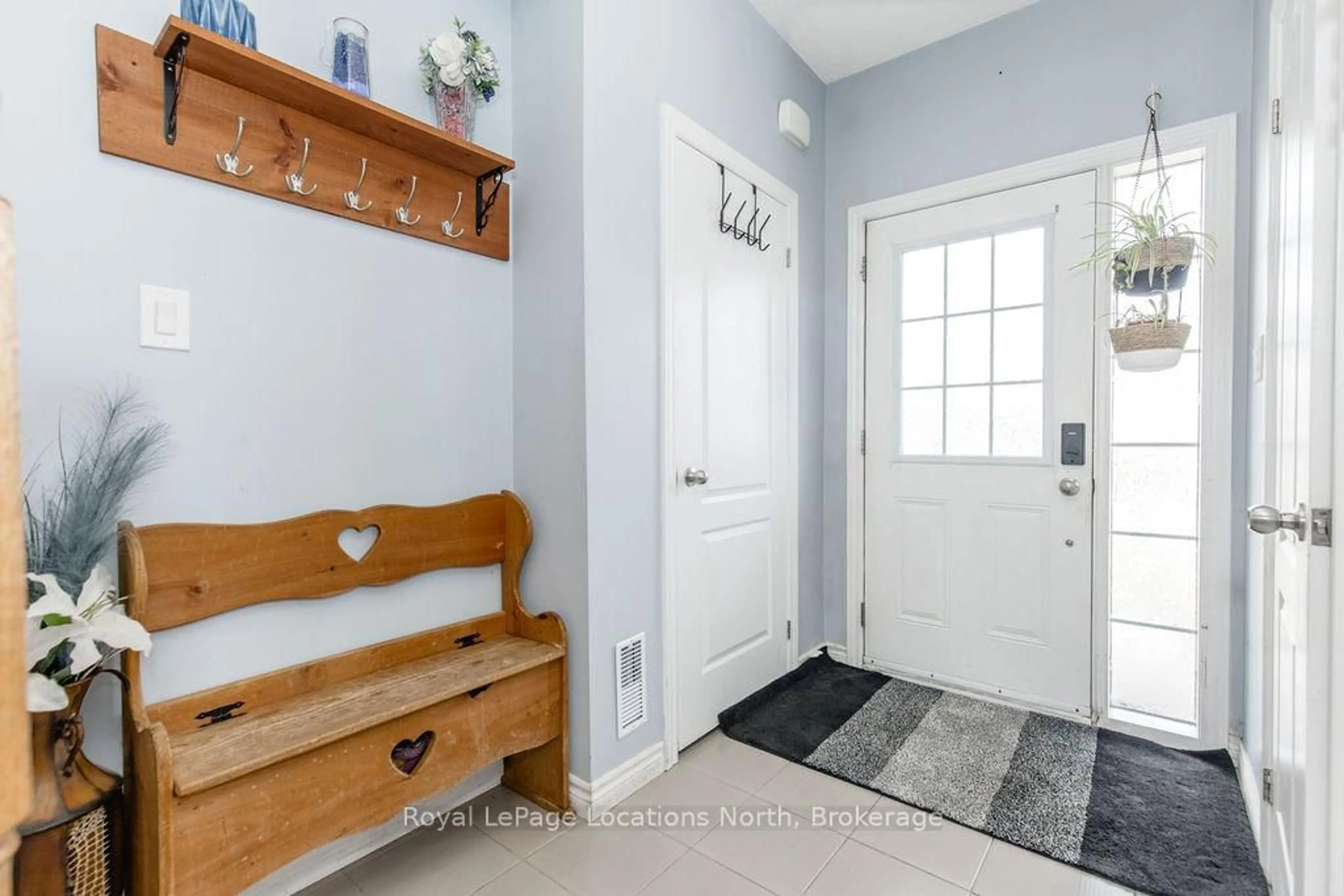 Indoor entryway for 16 ARCADIA Rd, Wasaga Beach Ontario L9Z 3C7