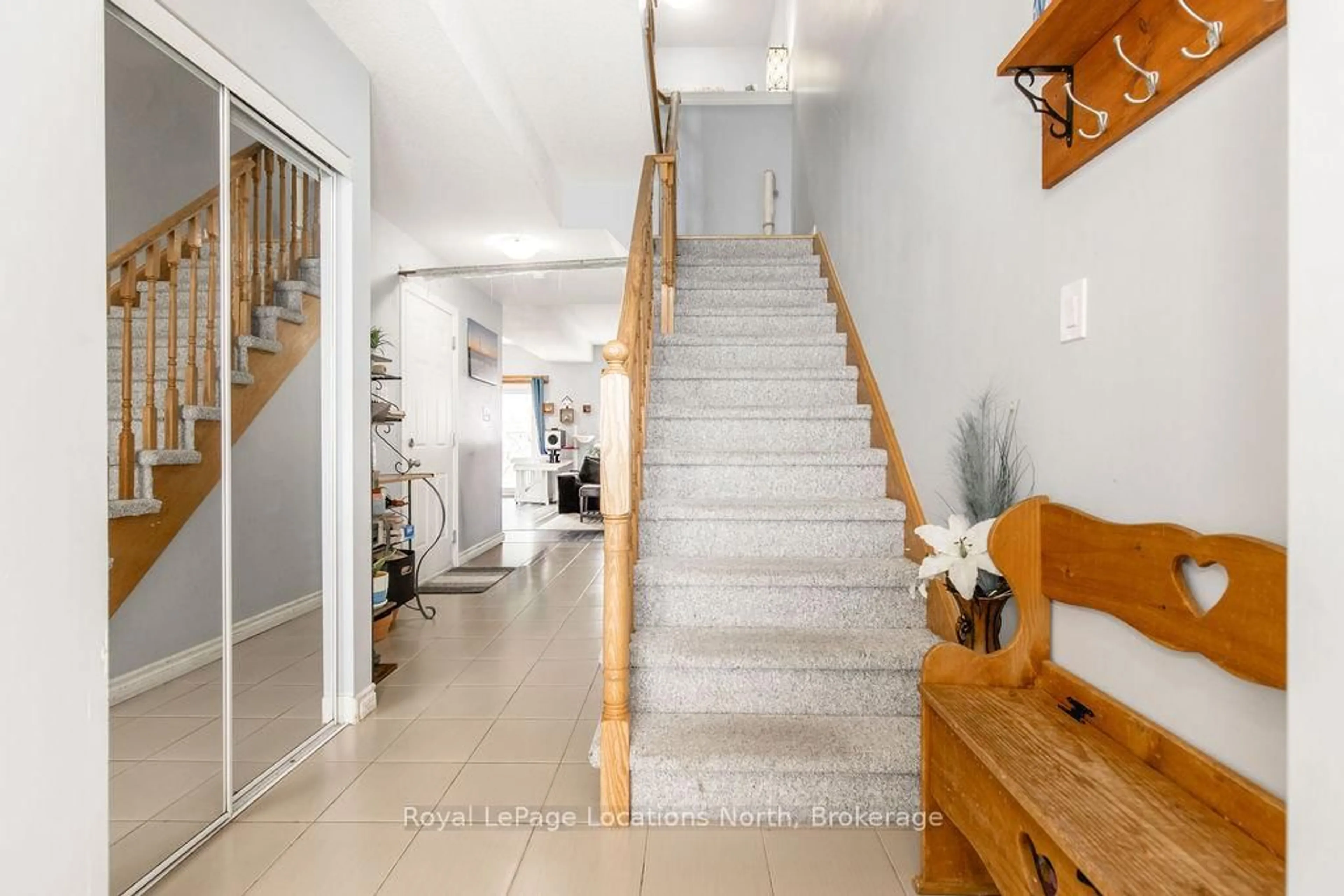 Indoor foyer for 16 ARCADIA Rd, Wasaga Beach Ontario L9Z 3C7