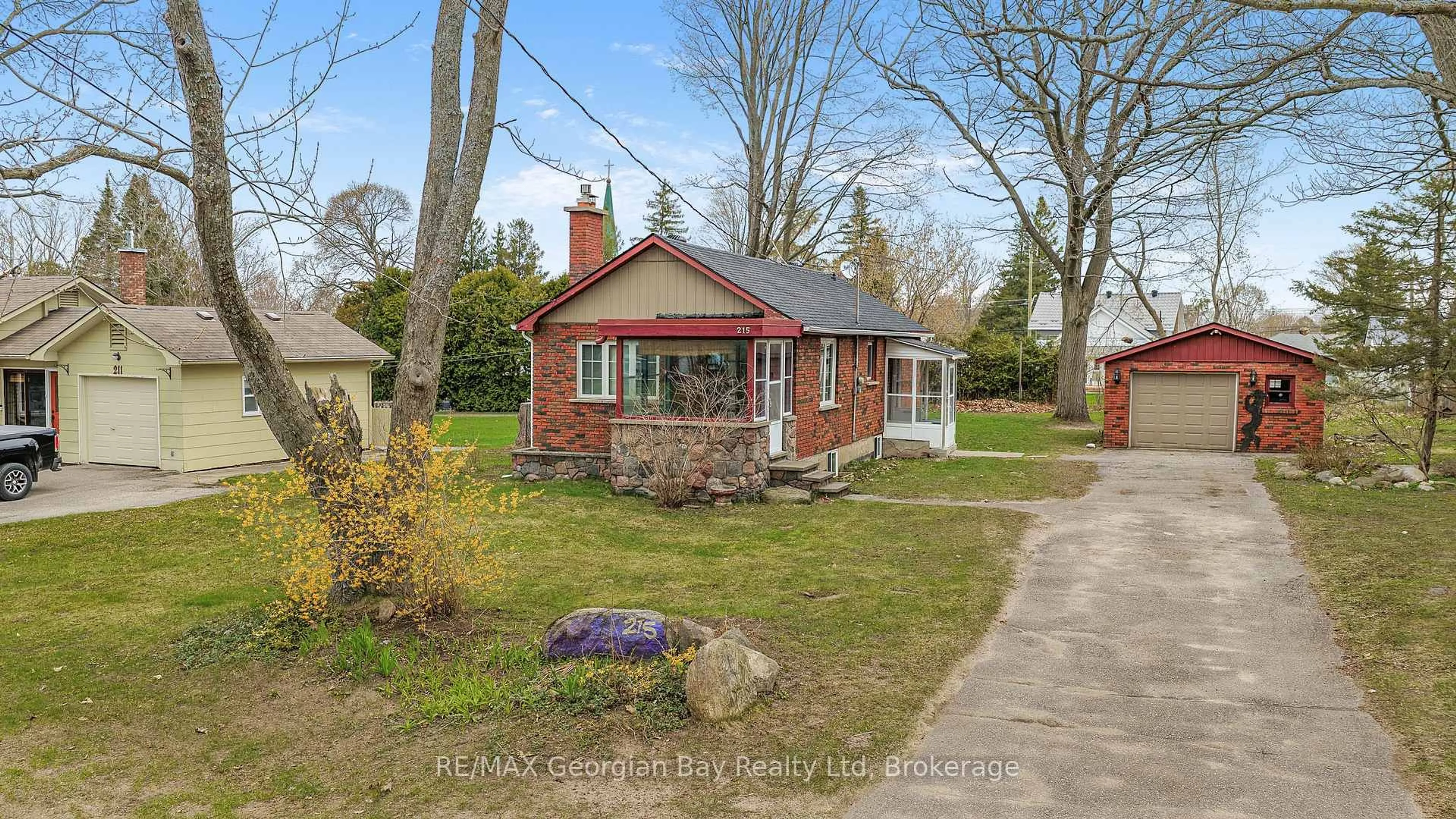 A pic from outside/outdoor area/front of a property/back of a property/a pic from drone, street for 215 Palmer St, Tay Ontario L0K 2C0