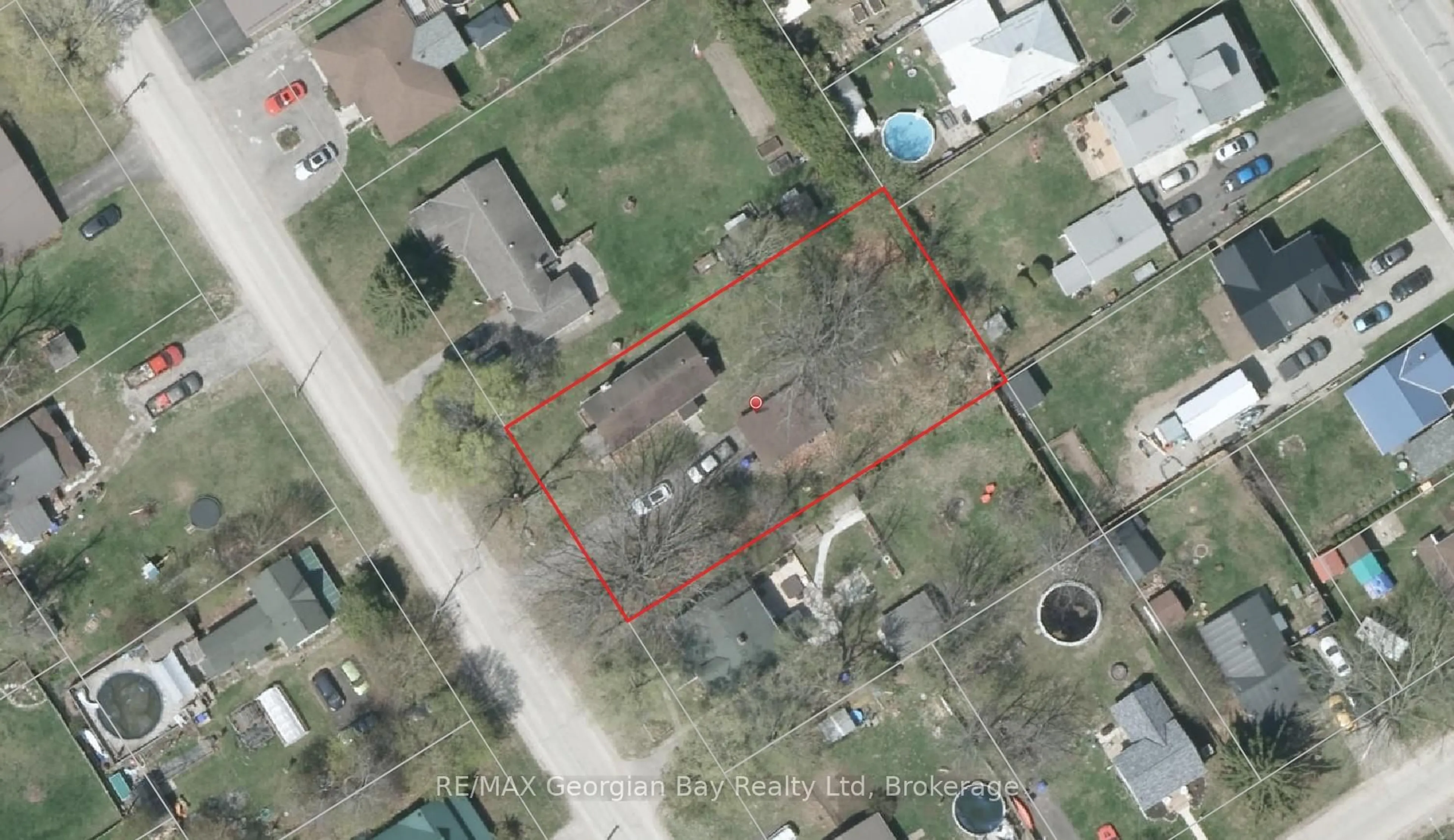 A pic from outside/outdoor area/front of a property/back of a property/a pic from drone, street for 215 Palmer St, Tay Ontario L0K 2C0