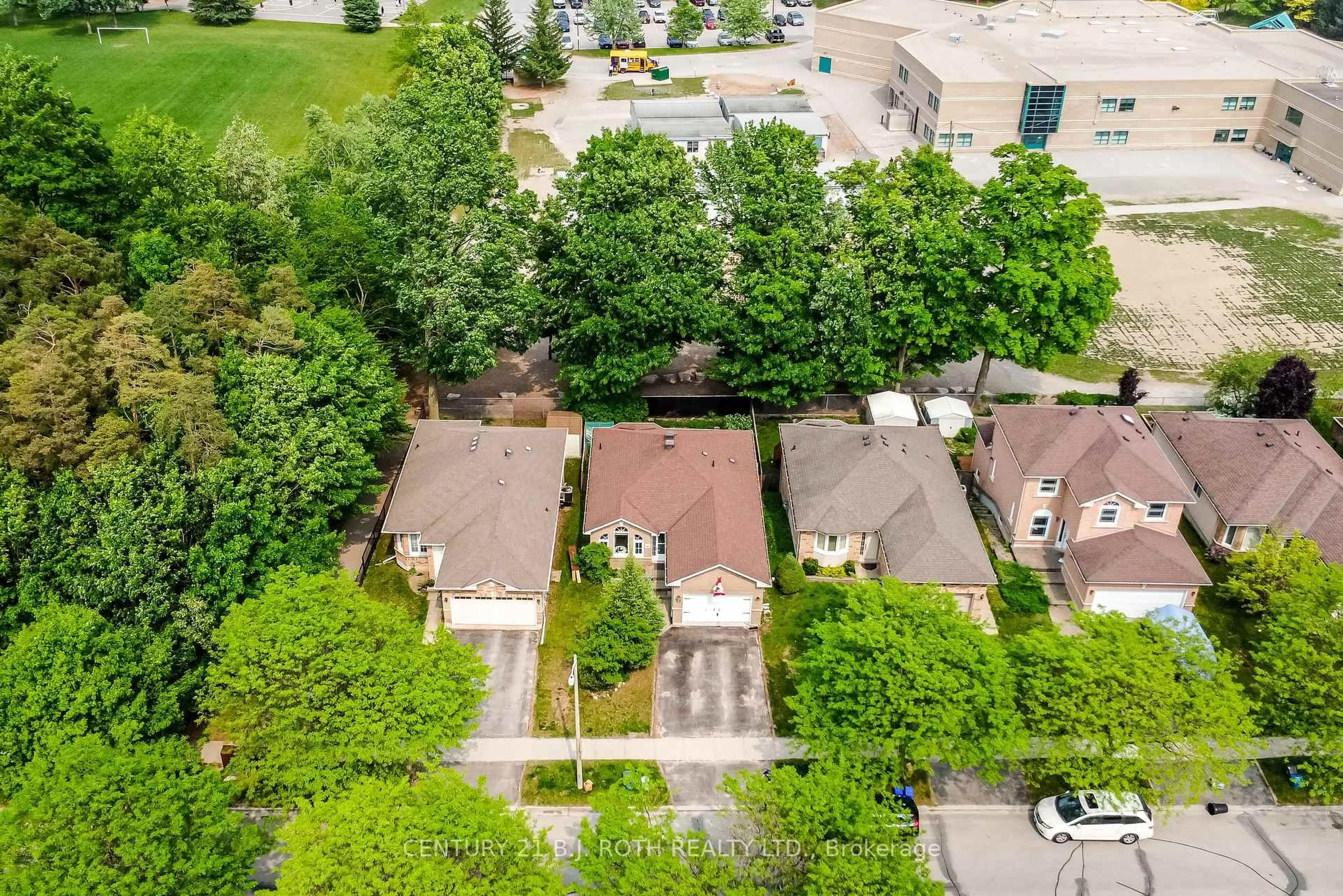 A pic from outside/outdoor area/front of a property/back of a property/a pic from drone, street for 37 Nicholson Dr, Barrie Ontario L4N 8L7