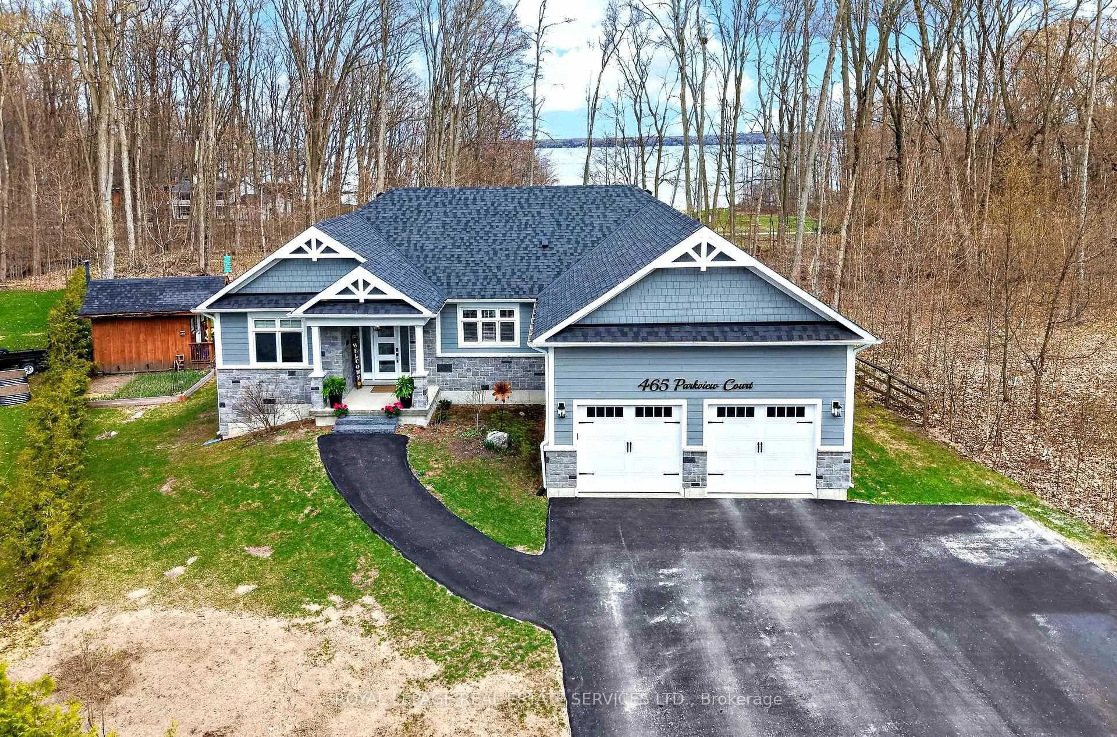 A pic from outside/outdoor area/front of a property/back of a property/a pic from drone, unknown for 465 Parkview Crt, Midland Ontario L4R 5G3