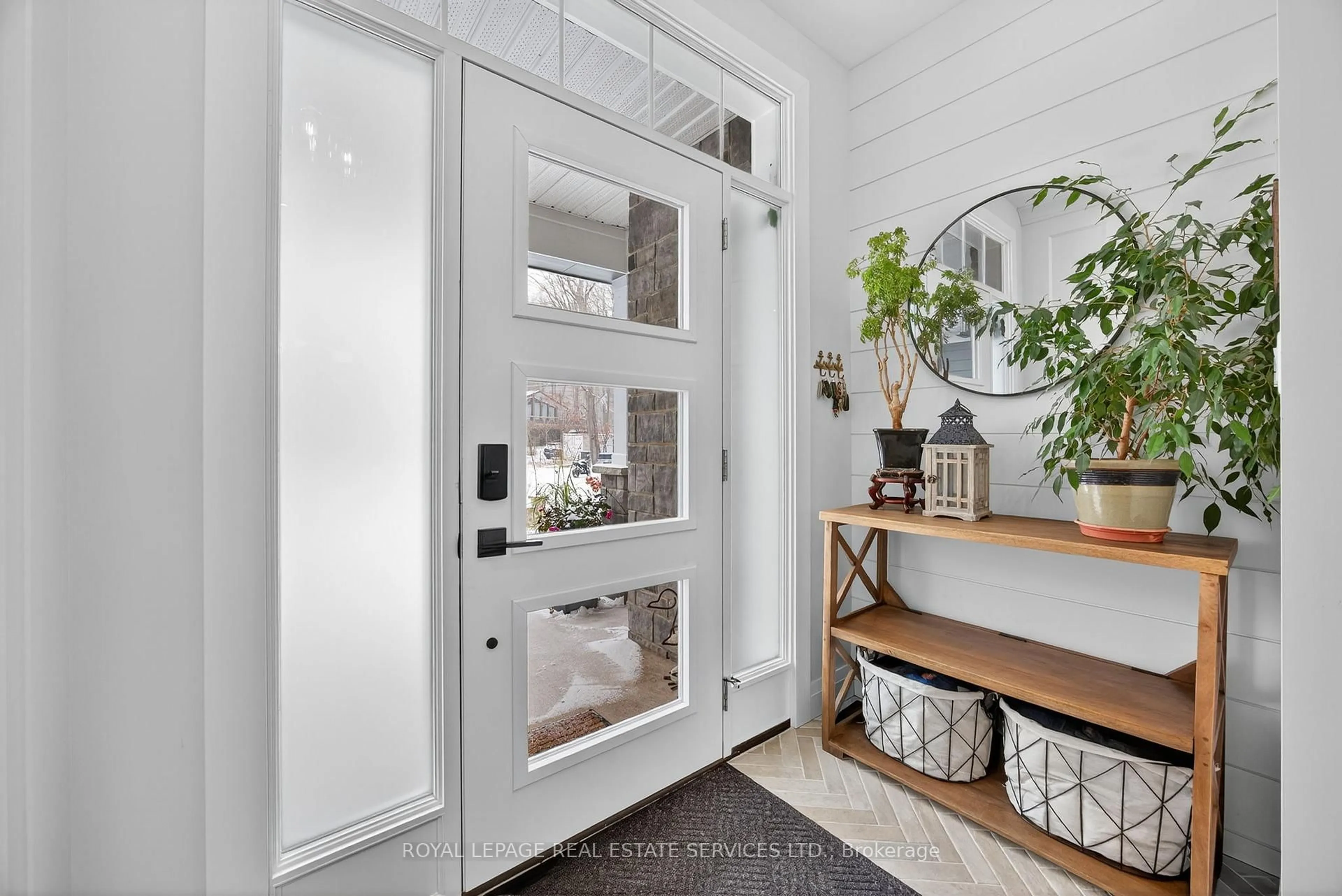 Indoor entryway for 465 Parkview Crt, Midland Ontario L4R 5G3