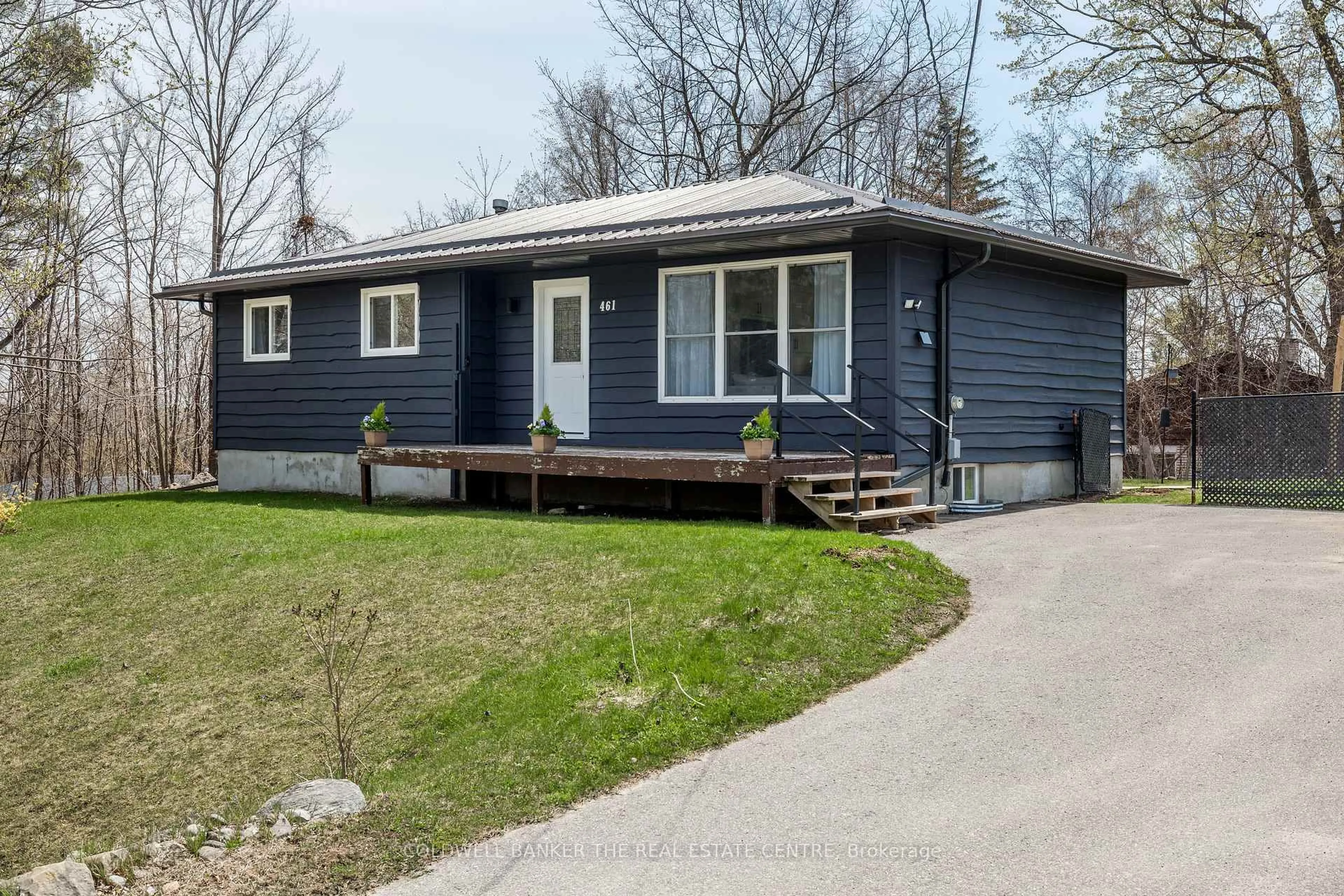 Home with vinyl exterior material, street for 461 Alberta St, Tay Ontario L0K 1R0