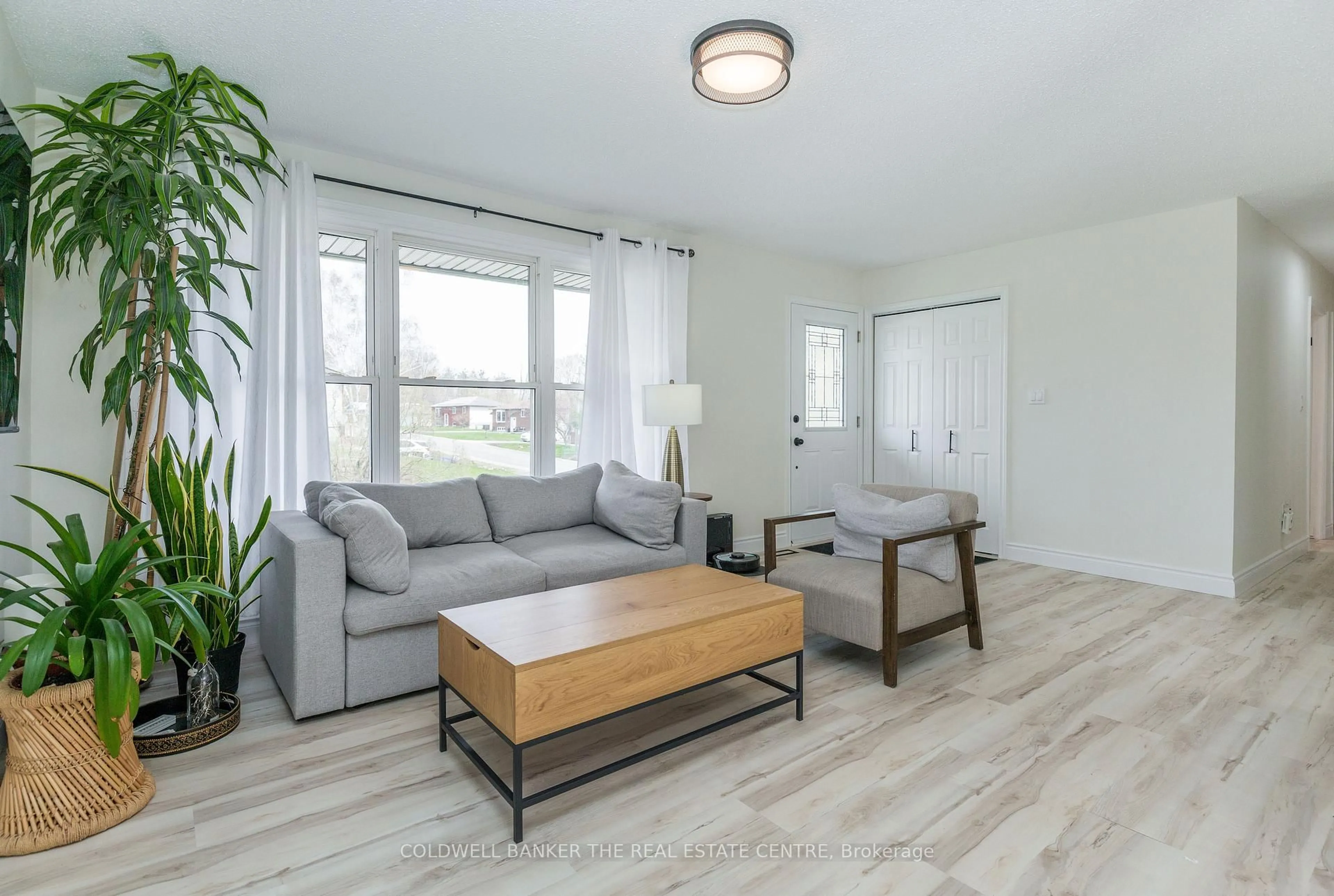 Living room with furniture, wood/laminate floor for 461 Alberta St, Tay Ontario L0K 1R0
