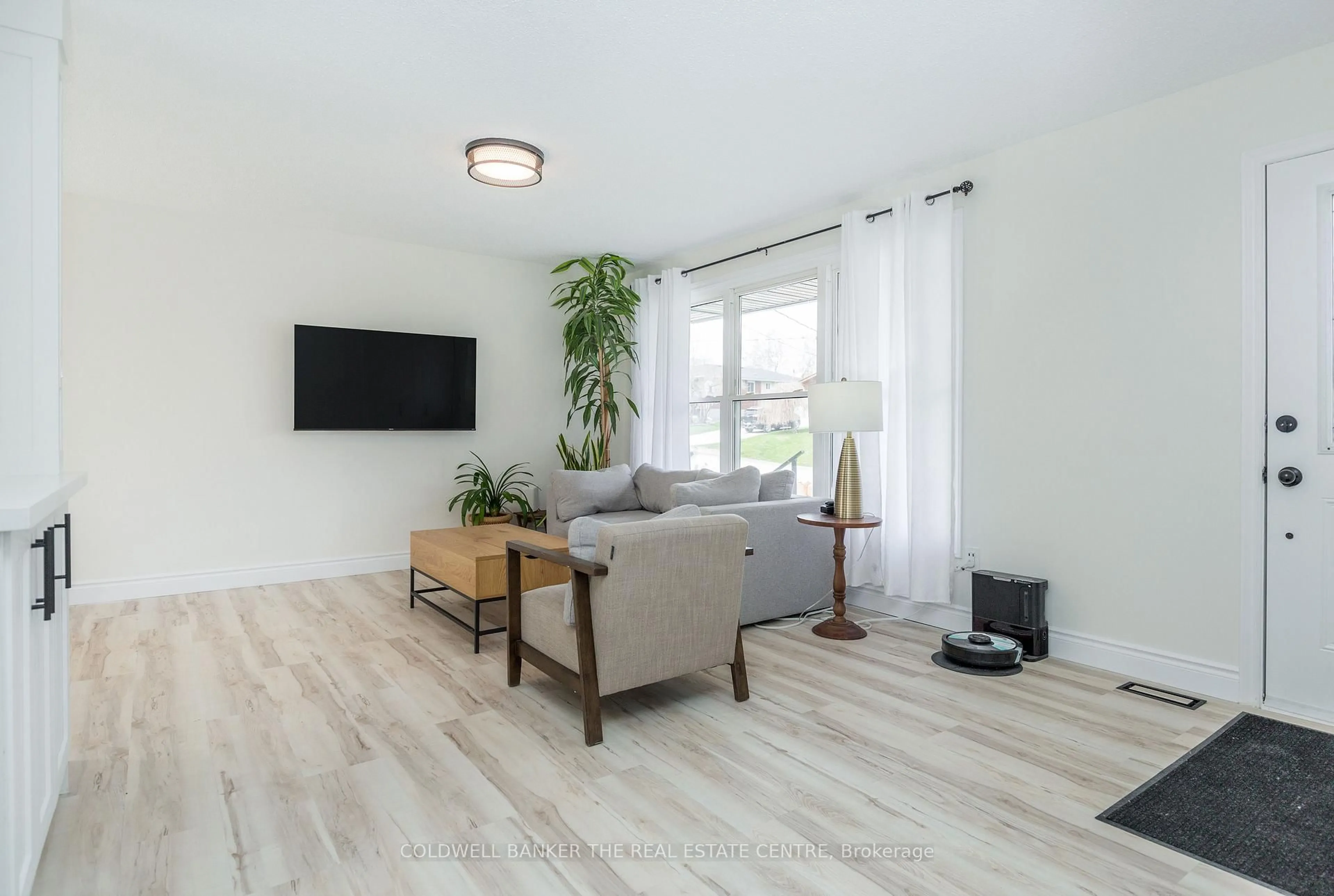 Living room with furniture, wood/laminate floor for 461 Alberta St, Tay Ontario L0K 1R0