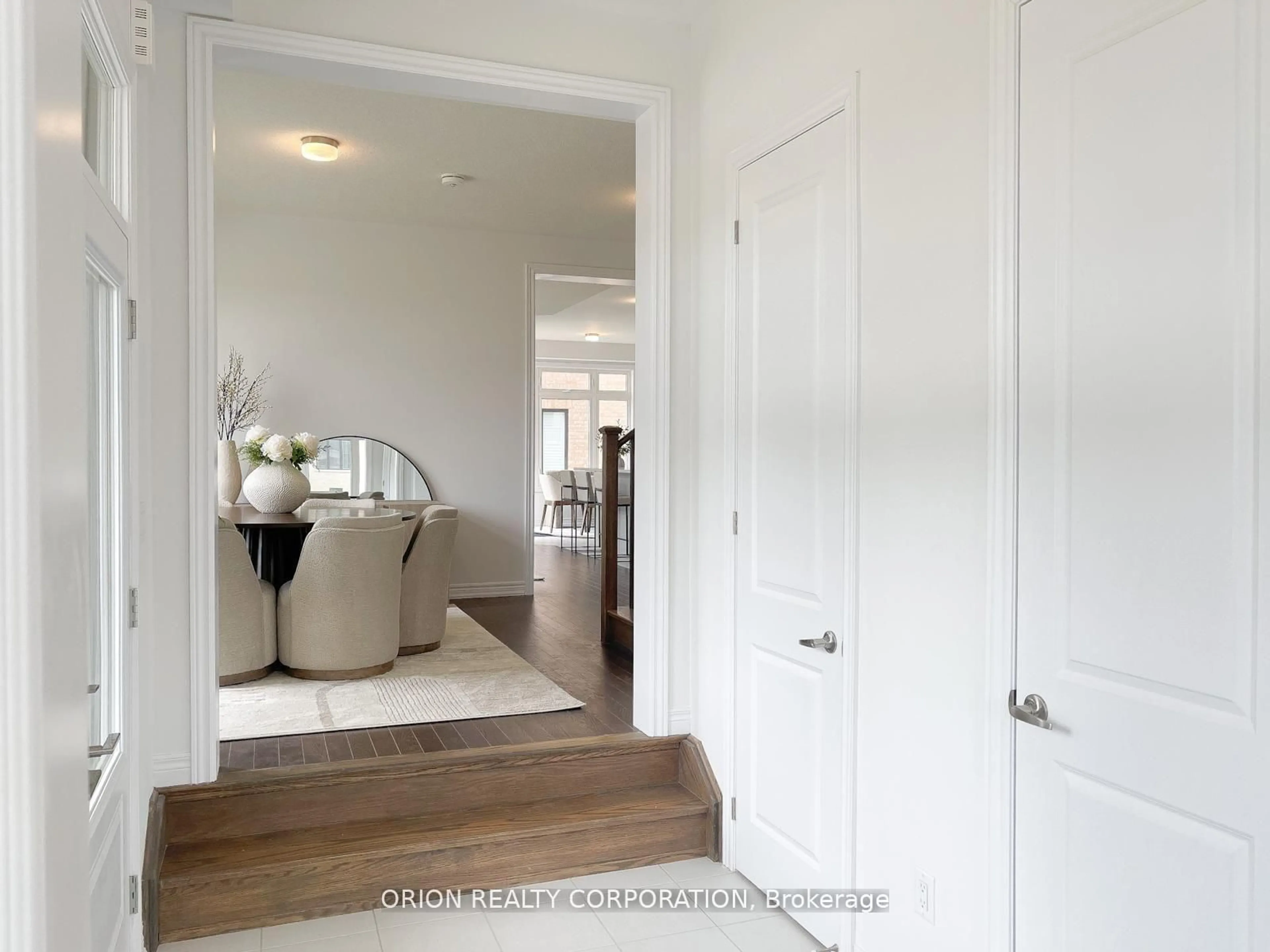 Indoor entryway for 147 Fenchurch Manr, Barrie Ontario L9J 0X1