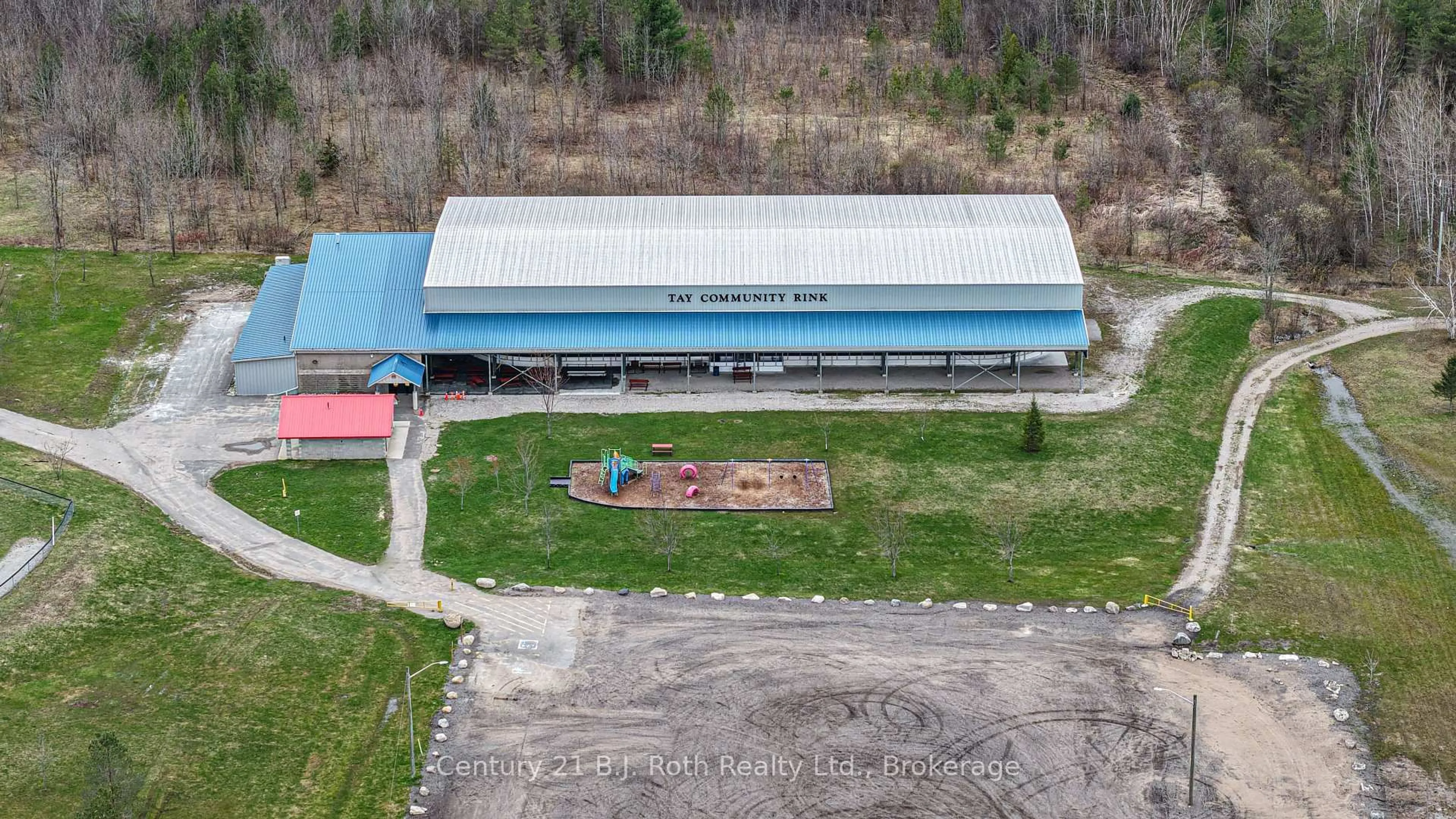 A pic from outside/outdoor area/front of a property/back of a property/a pic from drone, building for 817 Eighth Ave, Tay Ontario L0K 1R0