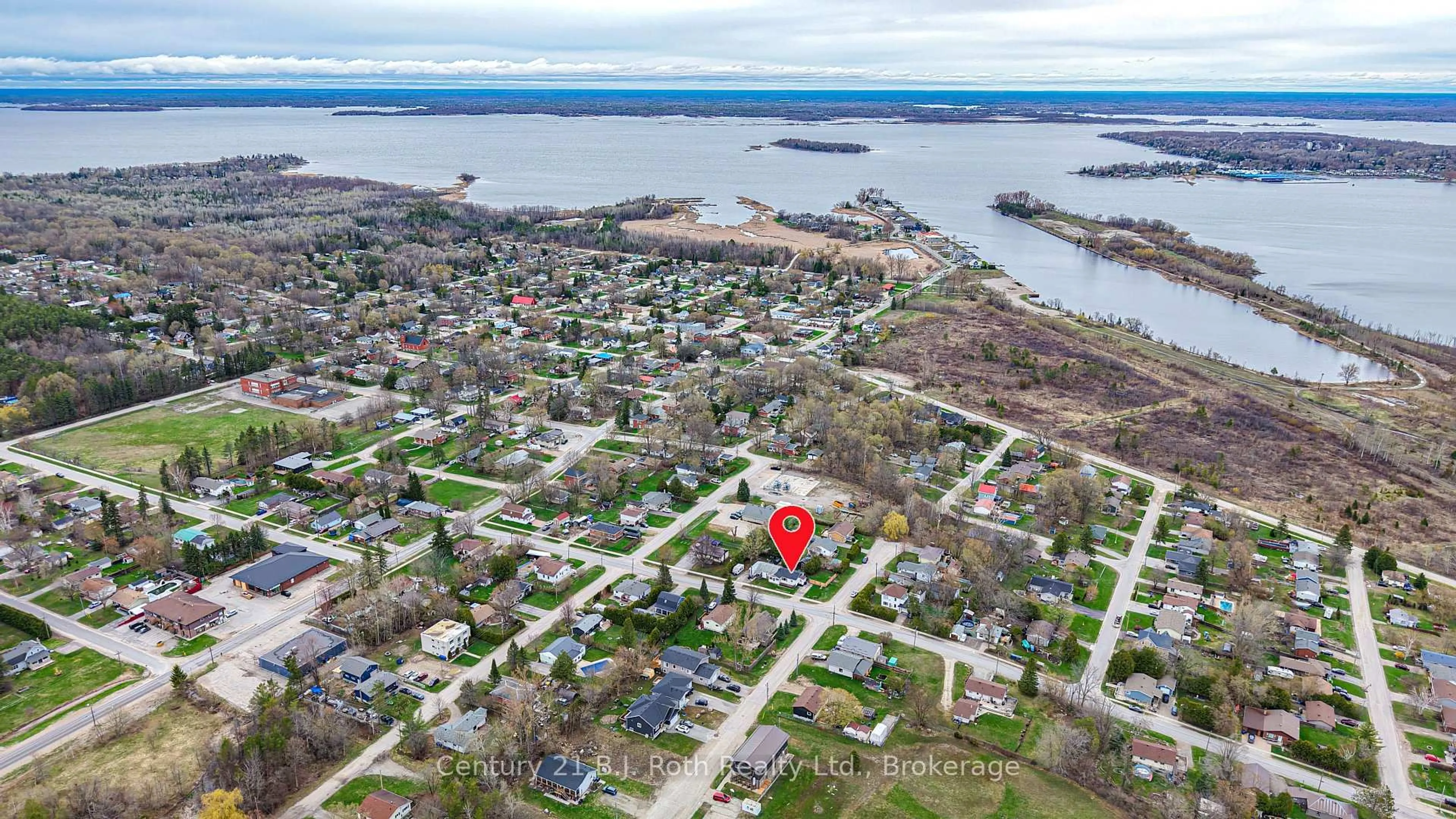 A pic from outside/outdoor area/front of a property/back of a property/a pic from drone, water/lake/river/ocean view for 817 Eighth Ave, Tay Ontario L0K 1R0
