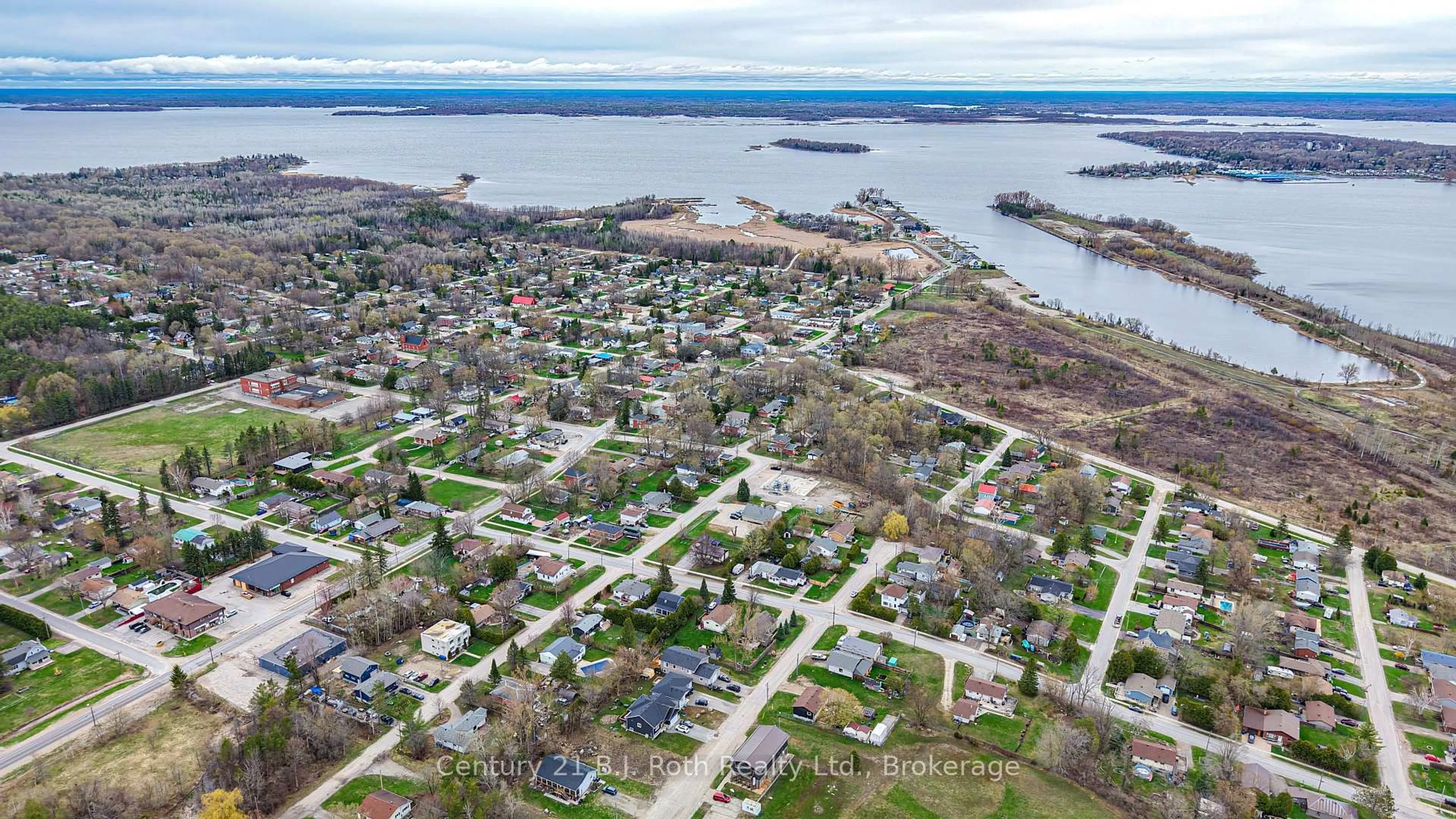 A pic from outside/outdoor area/front of a property/back of a property/a pic from drone, water/lake/river/ocean view for 817 Eighth Ave, Tay Ontario L0K 1R0